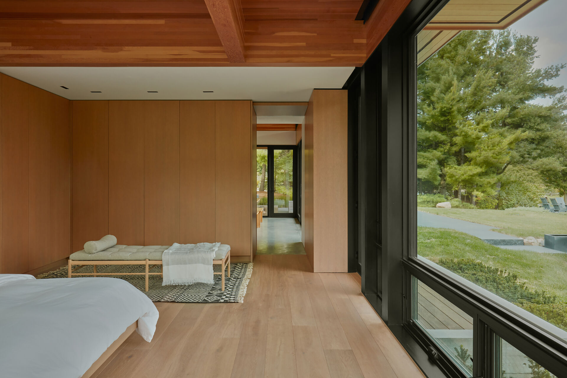 Dormitorio de madera moderno.