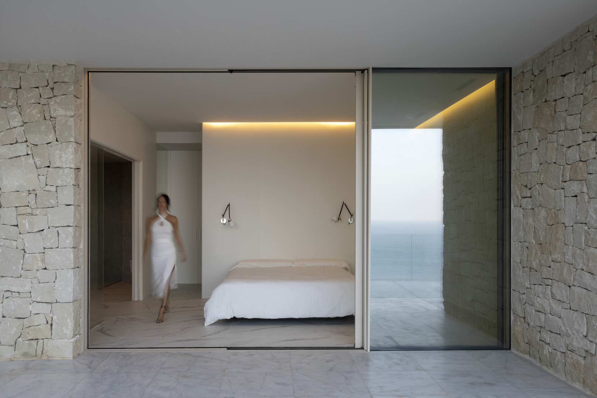 Cada dormitorio se abre a su propia terraza, transformando el espacio privado en una vista panorámica de la Bahía del Portitxol.