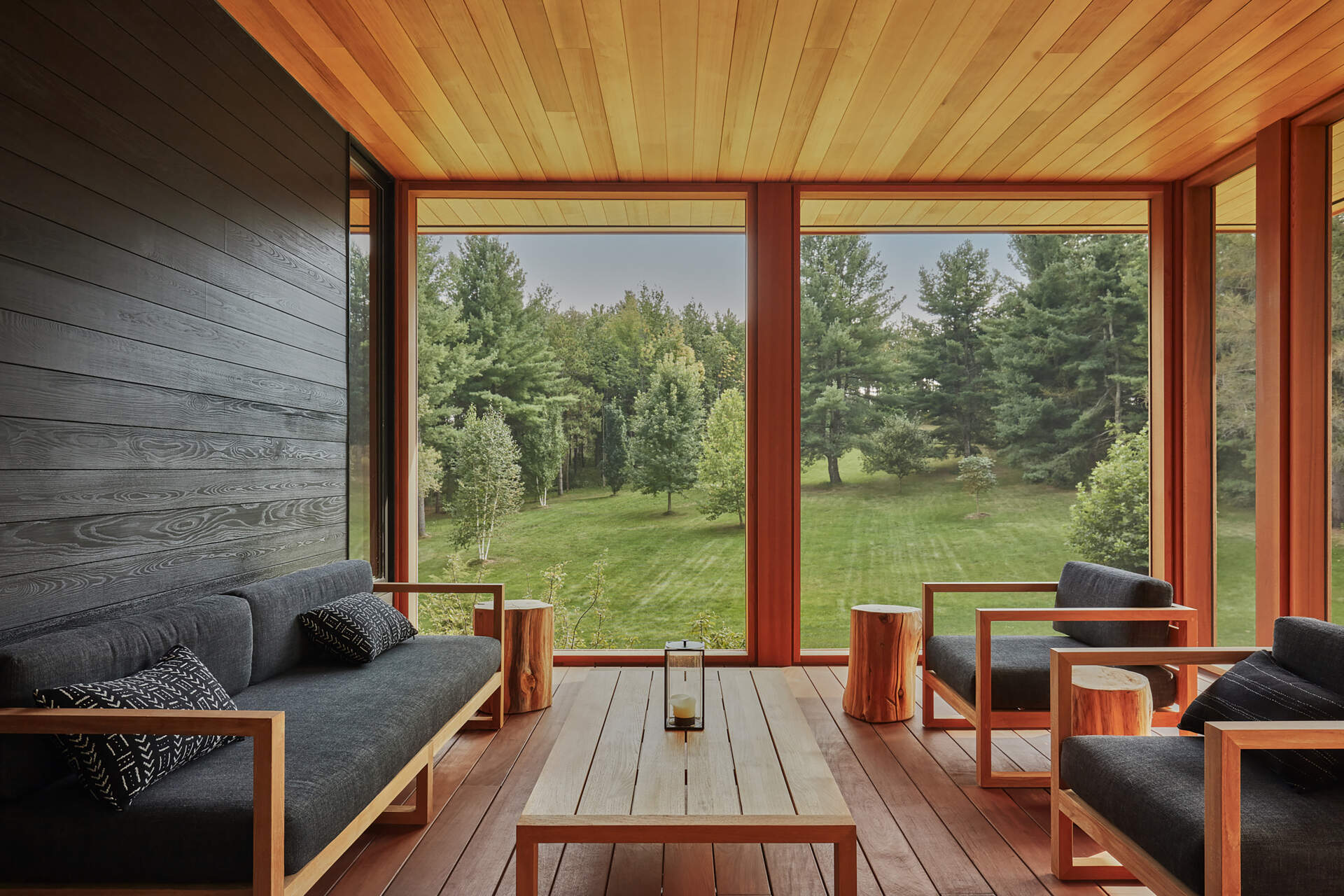 Las habitaciones cerradas al aire libre ofrecen un lugar tranquilo para reconectarse con la naturaleza. Aquí el paisaje permanece y al mismo tiempo protege de los cambios climáticos.