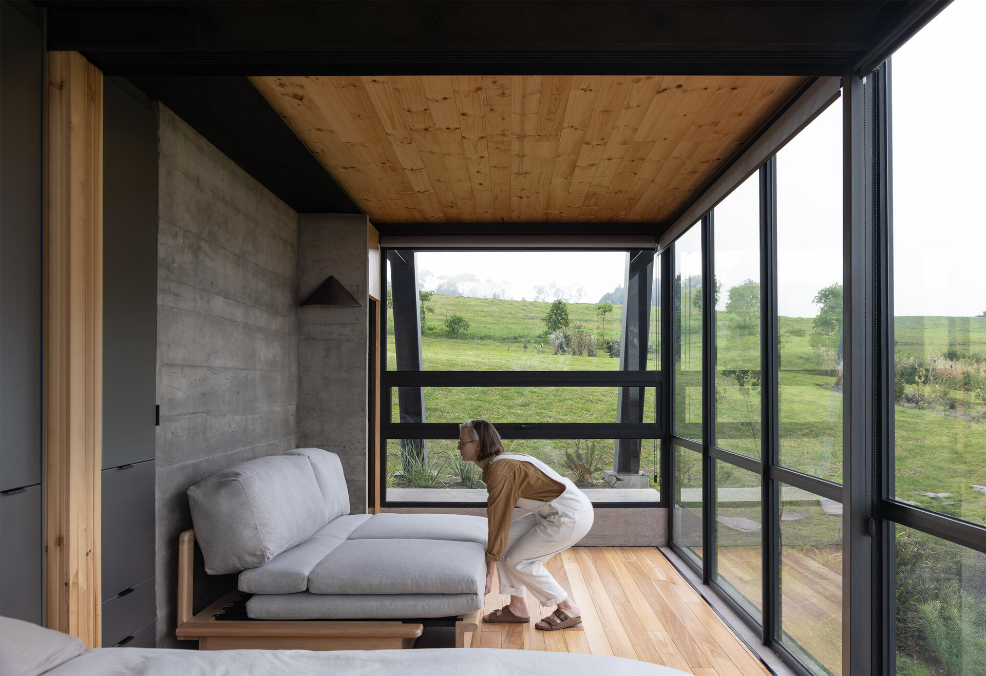 The lower level adapts to family visits, creating a flexible gathering space tucked into the slope.