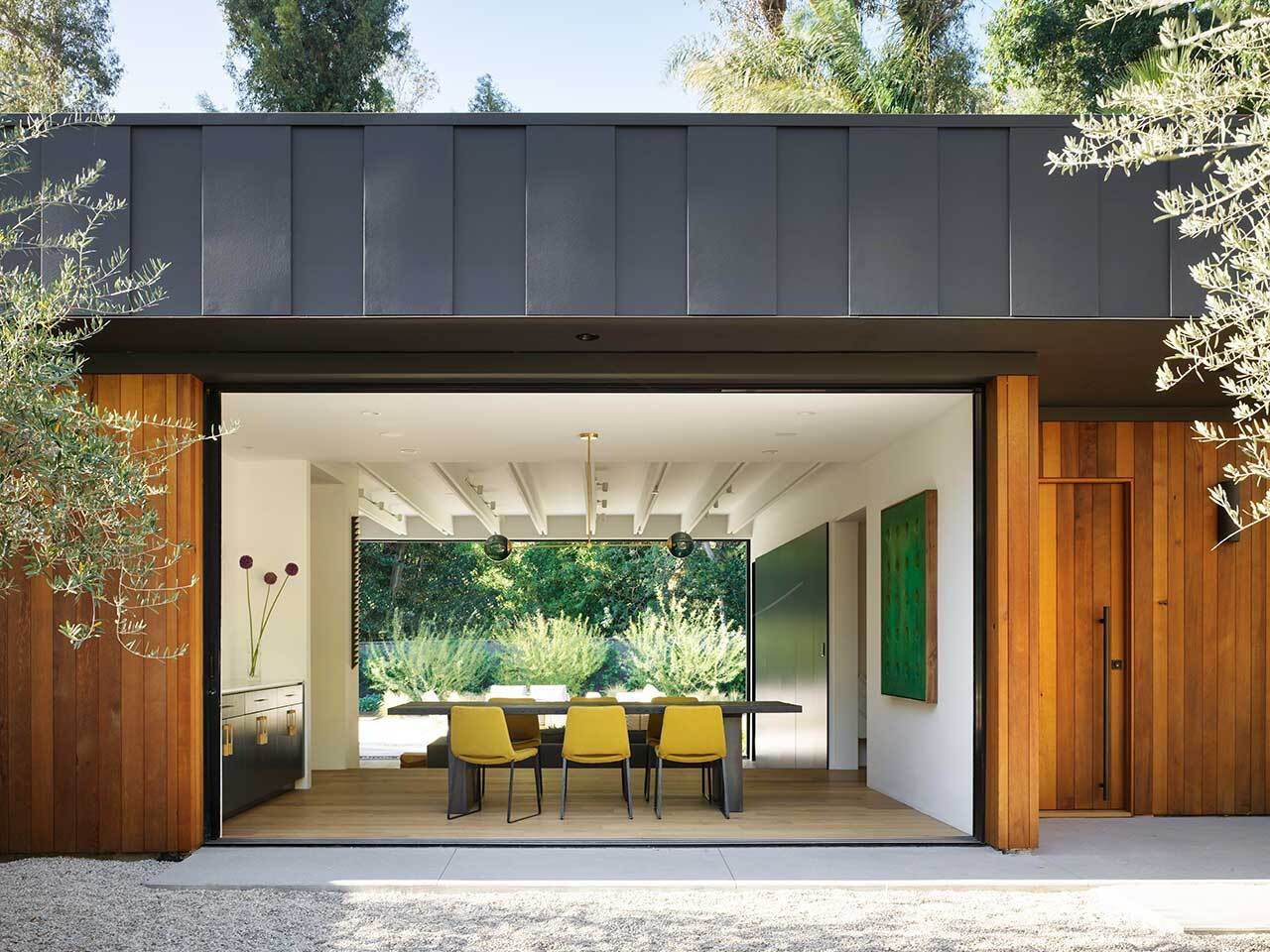 El restaurante está justo detrás de la puerta principal y muy cerca del patio. Las puertas correderas brindan acceso directo a los olivos del exterior, lo que convierte la cena en una ocasión interior y exterior. La luz se filtra a través de grandes extensiones de vidrio, una de varias estrategias que utilizaron los arquitectos para crear escenas en capas.