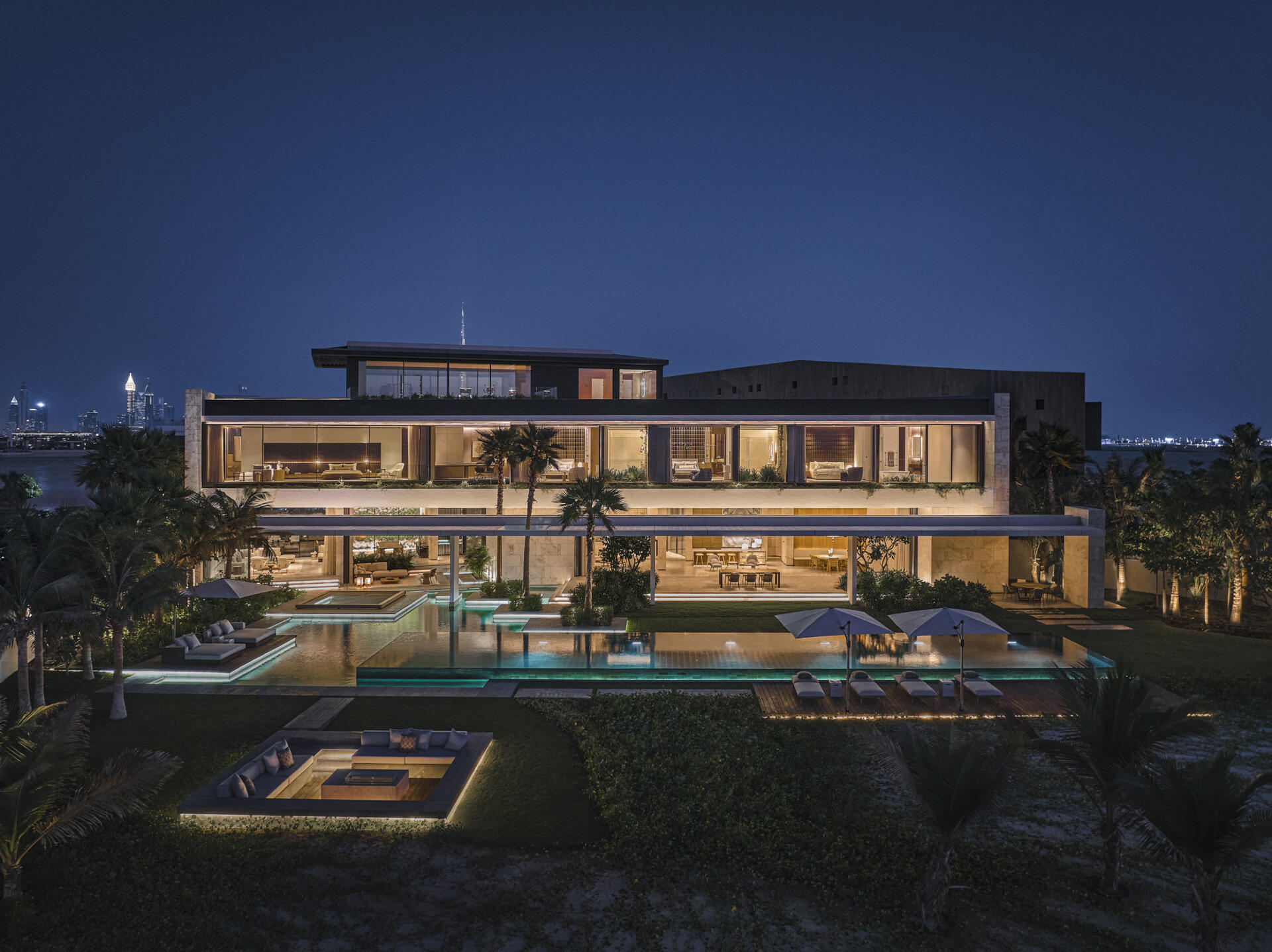 At the rear, expansive column free openings dissolve boundaries between living spaces, terraces and gardens. Broad glazed thresholds frame panoramic sea views, creating seamless indoor outdoor living in Dubai.