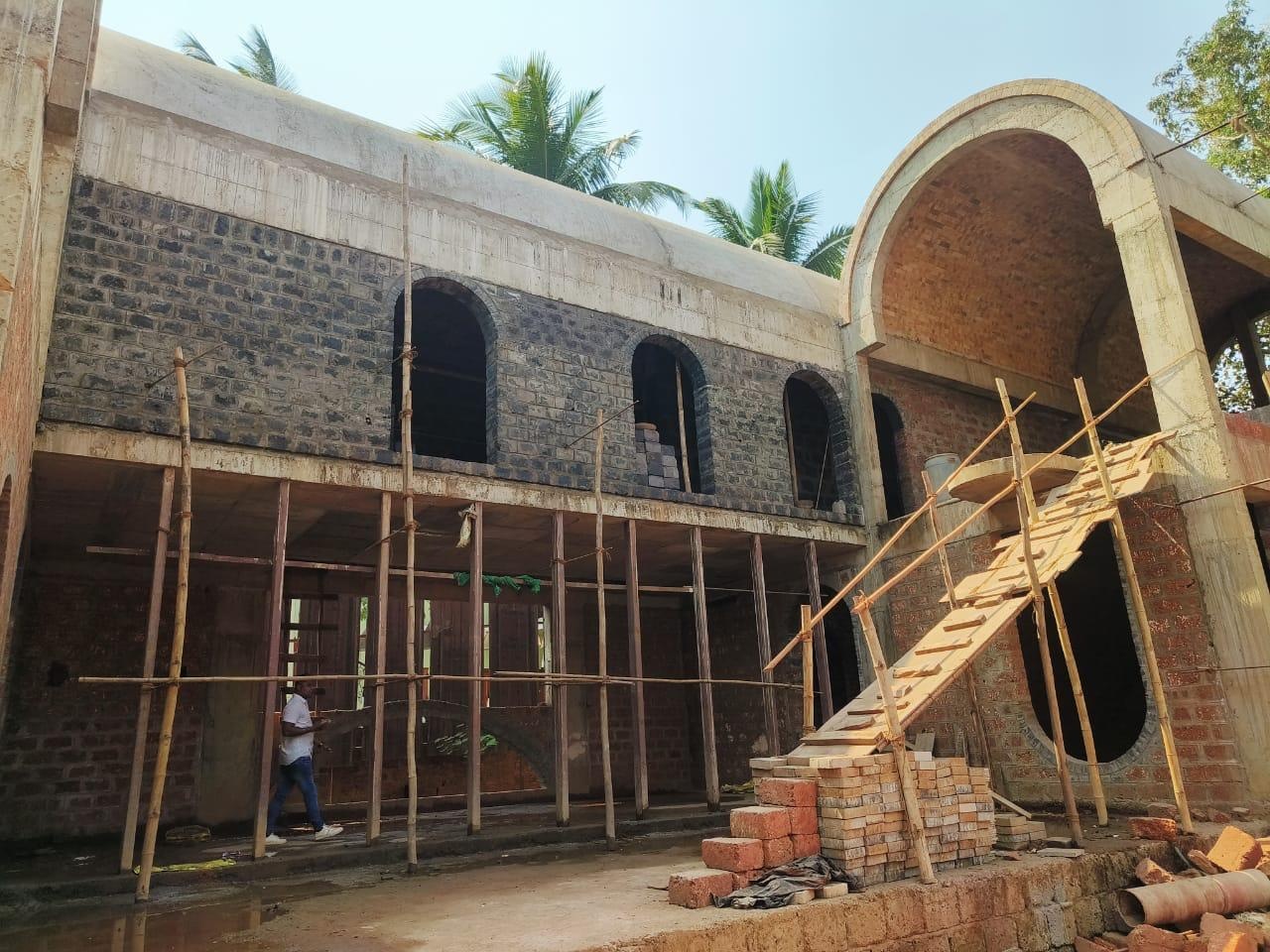 Traditional brick vault construction, lime plaster facades and locally sourced materials reveal a climate-responsive approach rooted in craft and on-site detailing in Goa.