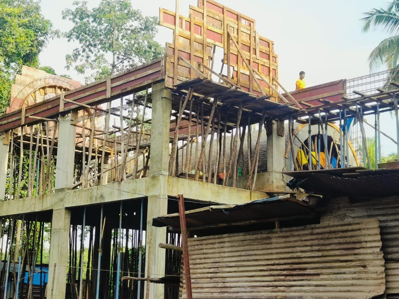 Traditional brick vault construction, lime plaster facades and locally sourced materials reveal a climate-responsive approach rooted in craft and on-site detailing in Goa.