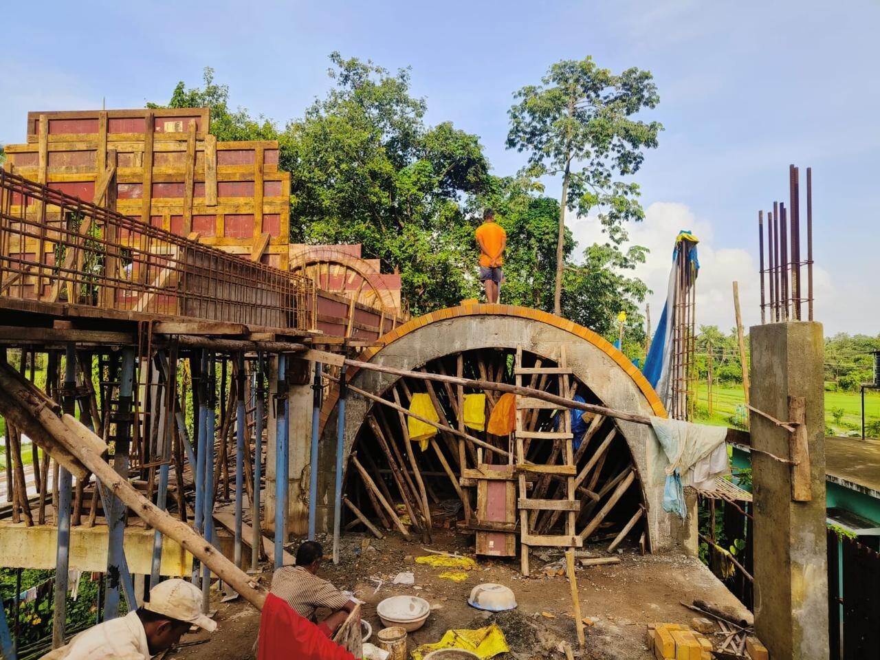 Traditional brick vault construction, lime plaster facades and locally sourced materials reveal a climate-responsive approach rooted in craft and on-site detailing in Goa.