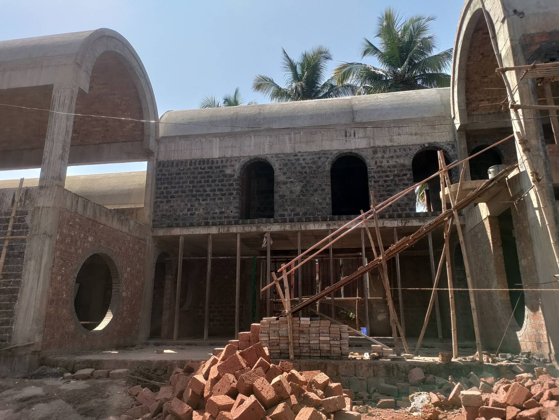 Traditional brick vault construction, lime plaster facades and locally sourced materials reveal a climate-responsive approach rooted in craft and on-site detailing in Goa.
