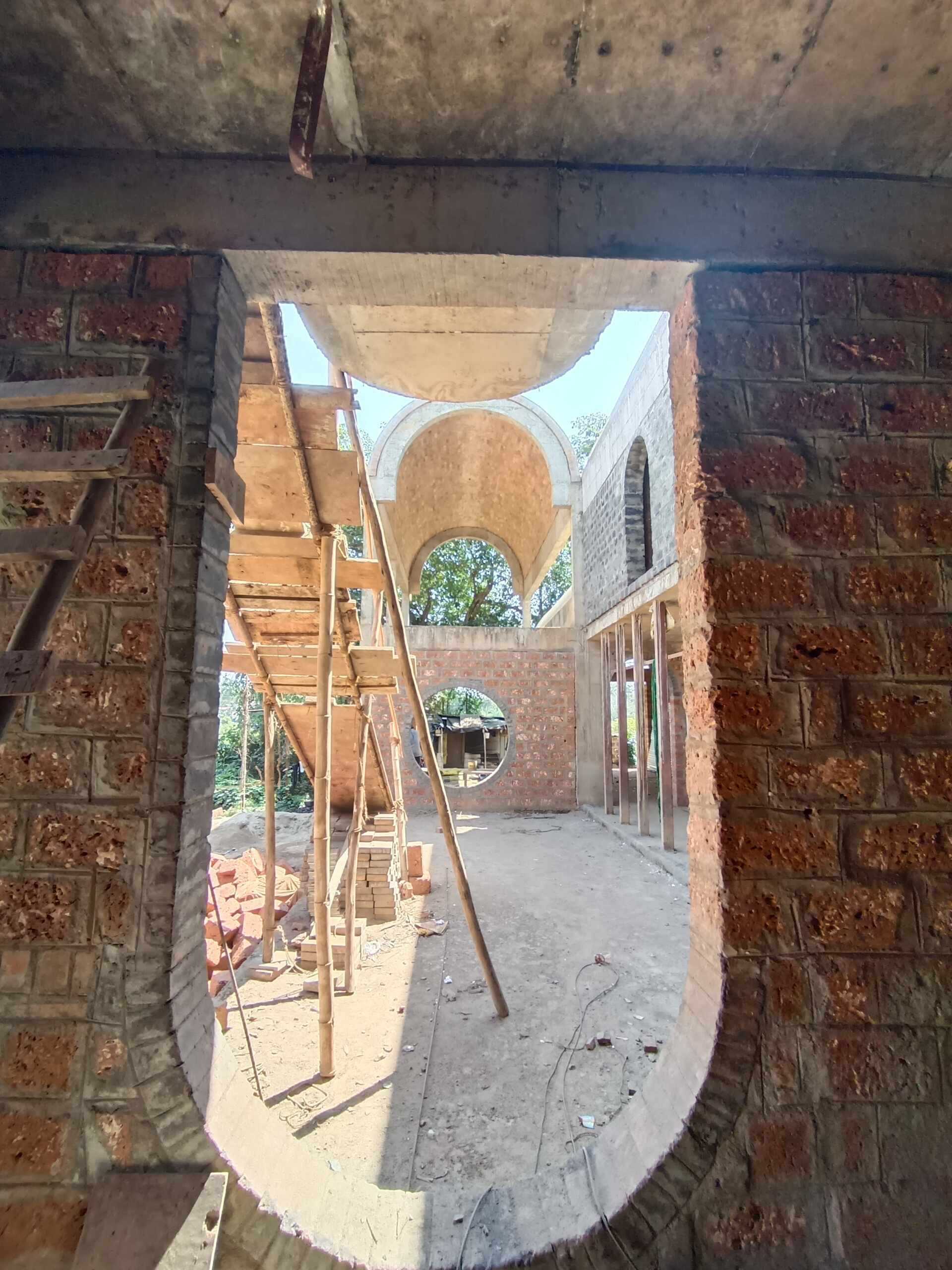 Traditional brick vault construction, lime plaster facades and locally sourced materials reveal a climate-responsive approach rooted in craft and on-site detailing in Goa.