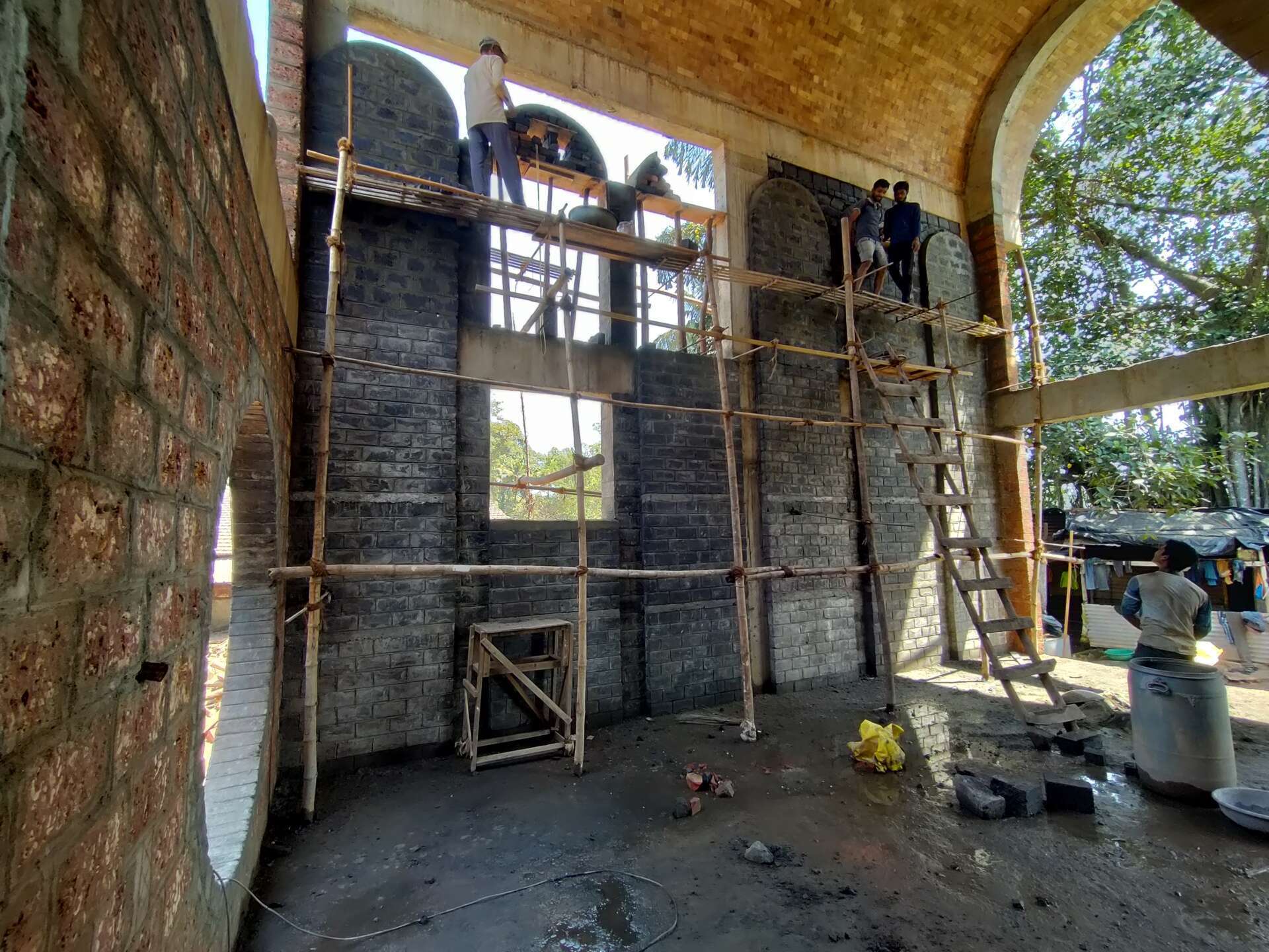 Traditional brick vault construction, lime plaster facades and locally sourced materials reveal a climate-responsive approach rooted in craft and on-site detailing in Goa.