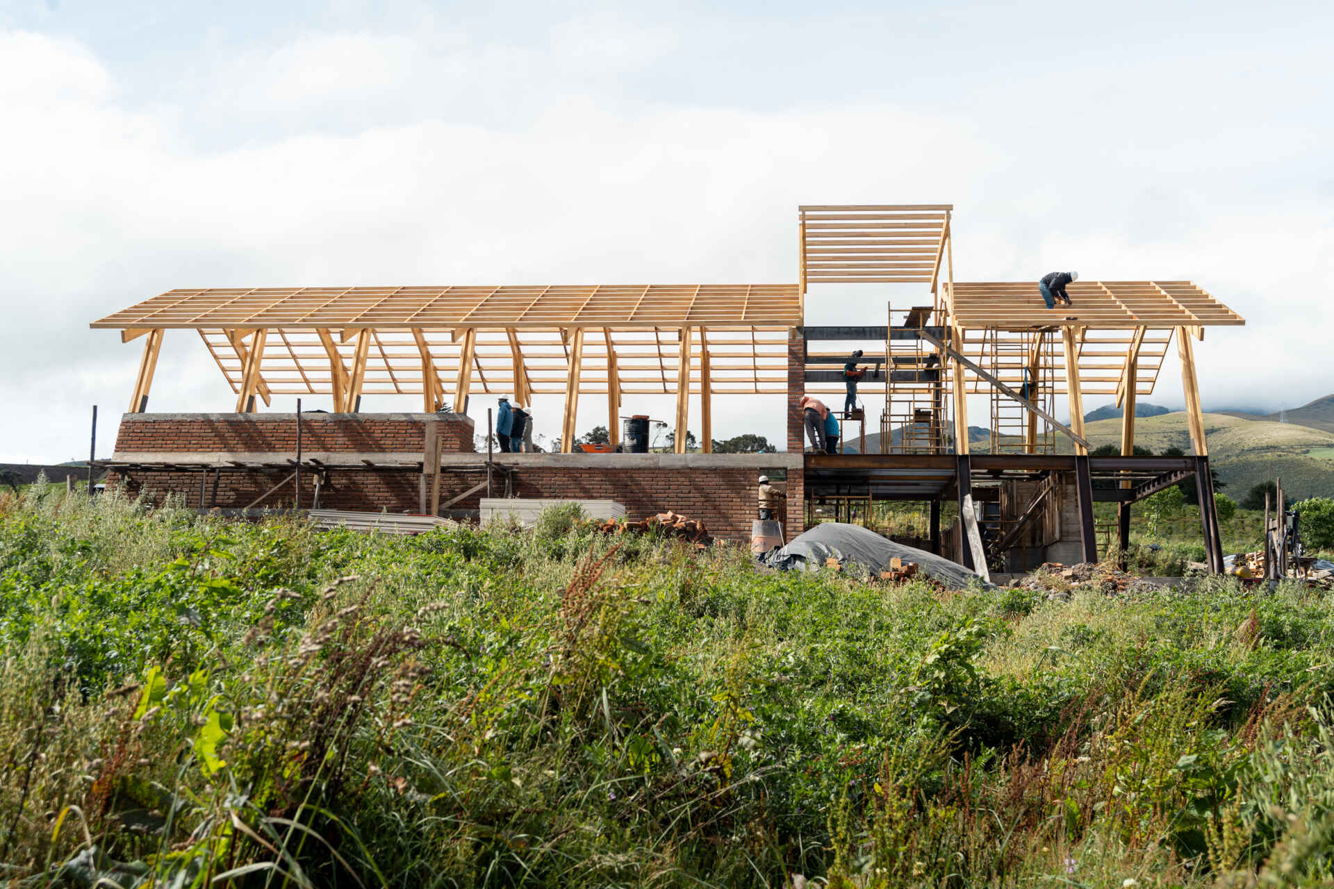 These behind-the-scenes images highlight key moments from this modern home build, from the exposed ribs to the evolving form.