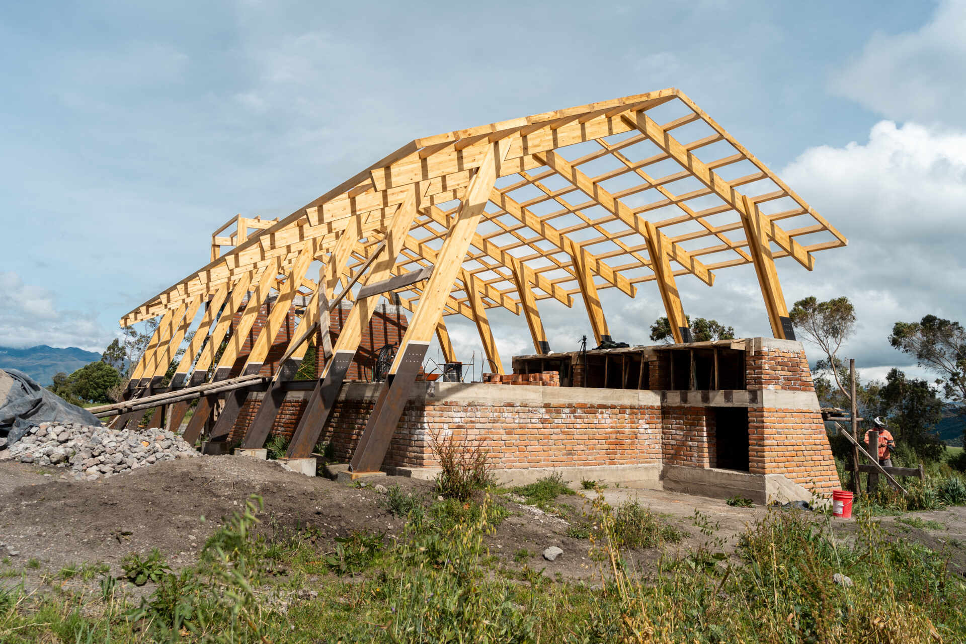 These behind-the-scenes images highlight key moments from this modern home build, from the exposed ribs to the evolving form.