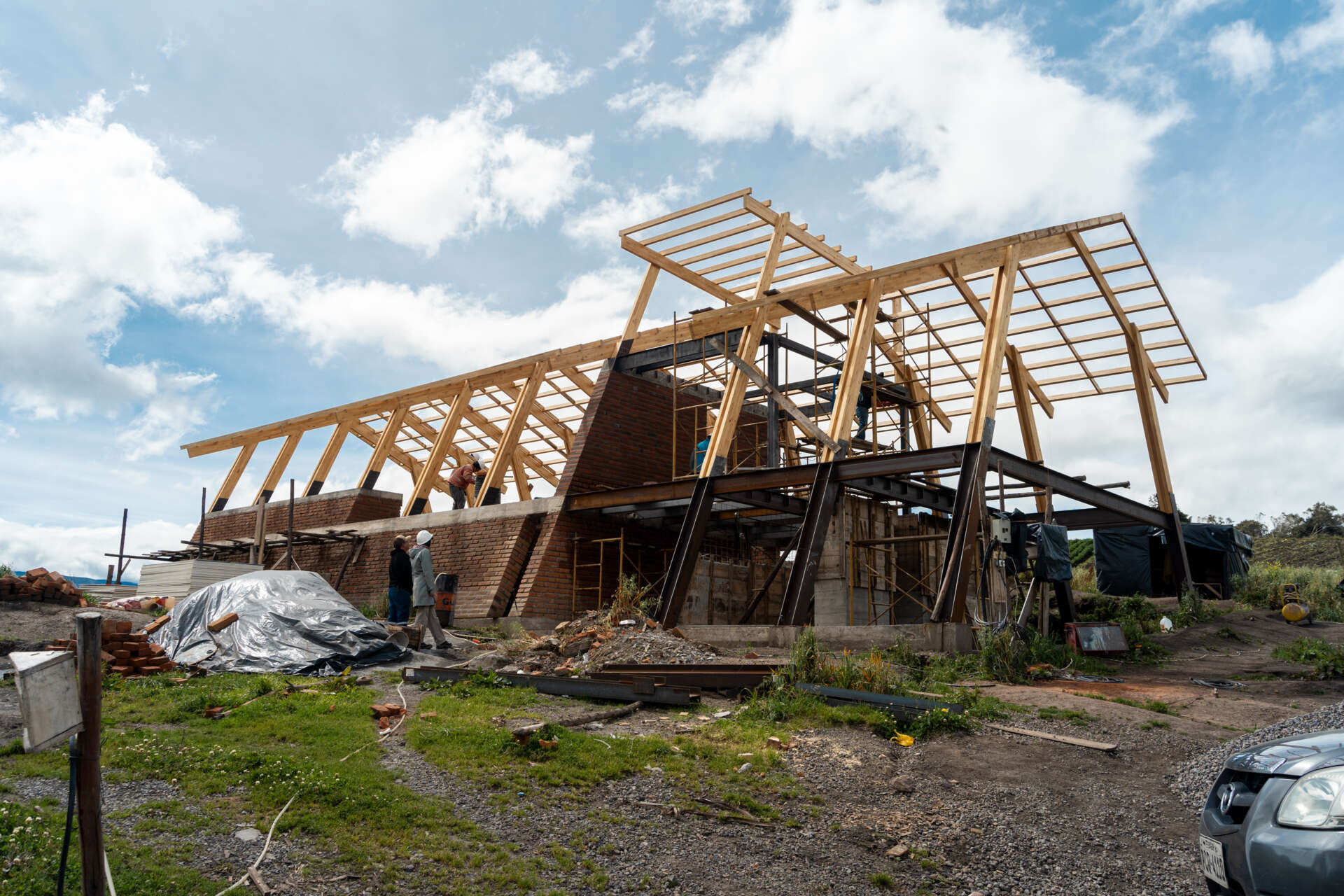 These behind-the-scenes images highlight key moments from this modern home build, from the exposed ribs to the evolving form.