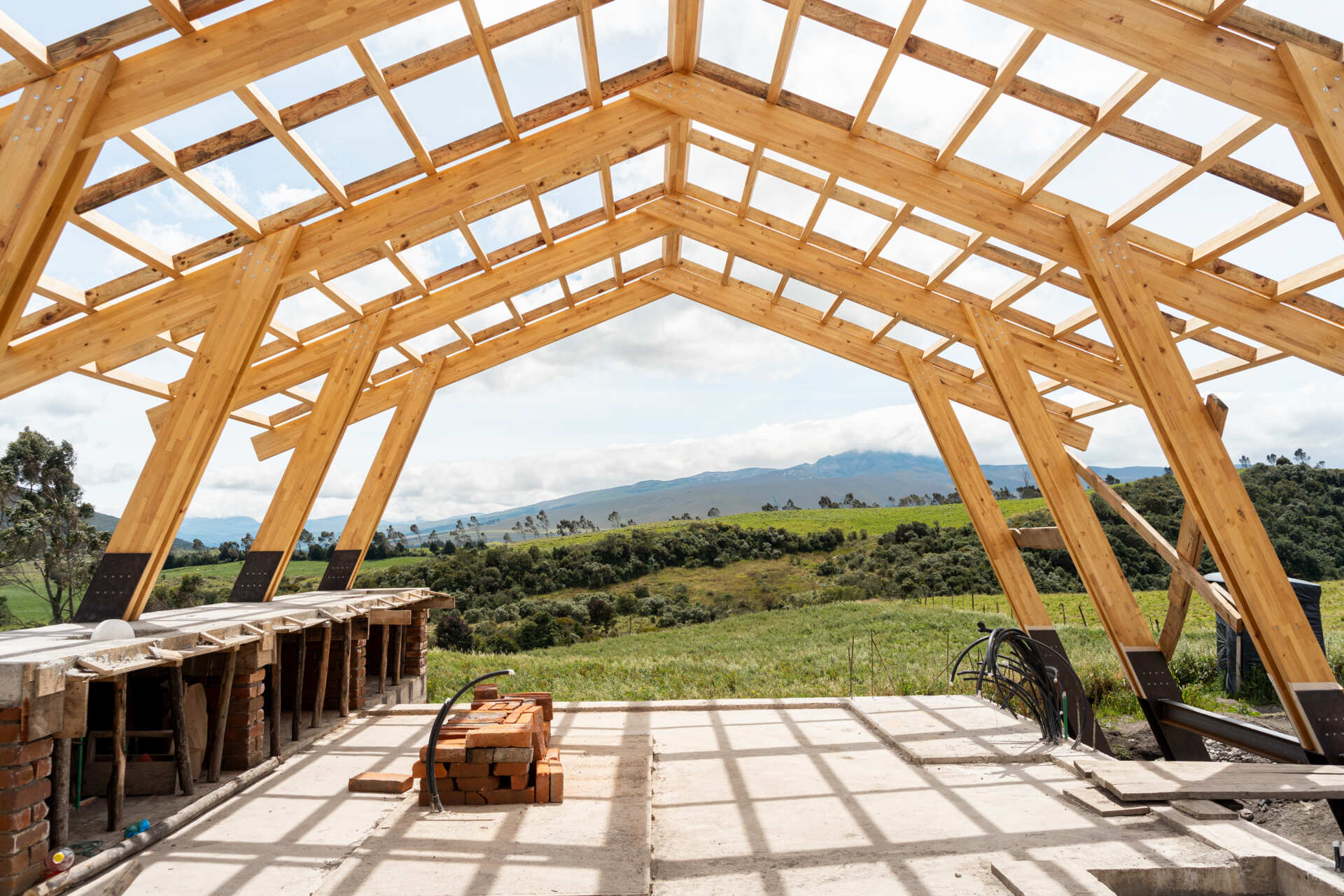 These behind-the-scenes images highlight key moments from this modern home build, from the exposed ribs to the evolving form.