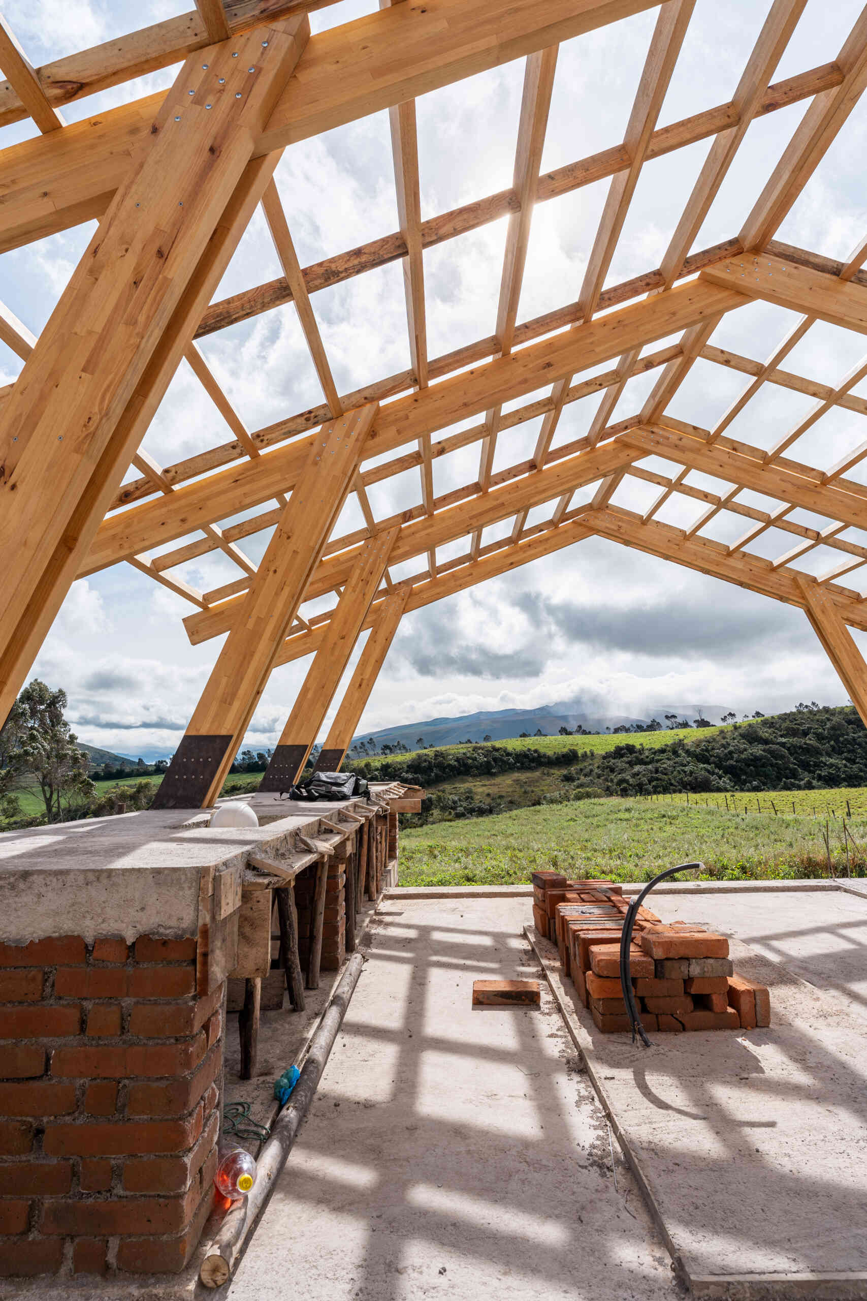 These behind-the-scenes images highlight key moments from this modern home build, from the exposed ribs to the evolving form.