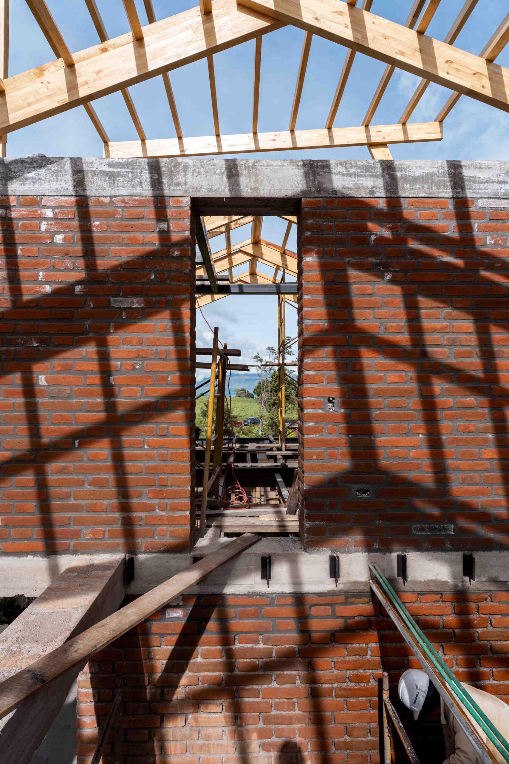 These behind-the-scenes images highlight key moments from this modern home build, from the exposed ribs to the evolving form.