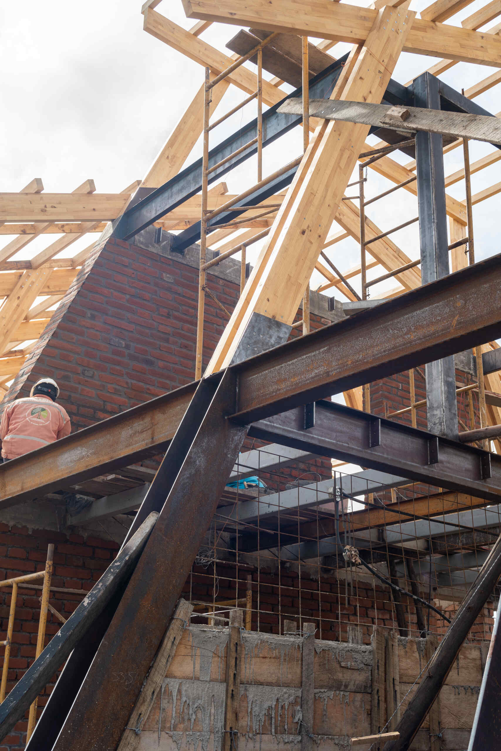 These behind-the-scenes images highlight key moments from this modern home build, from the exposed ribs to the evolving form.