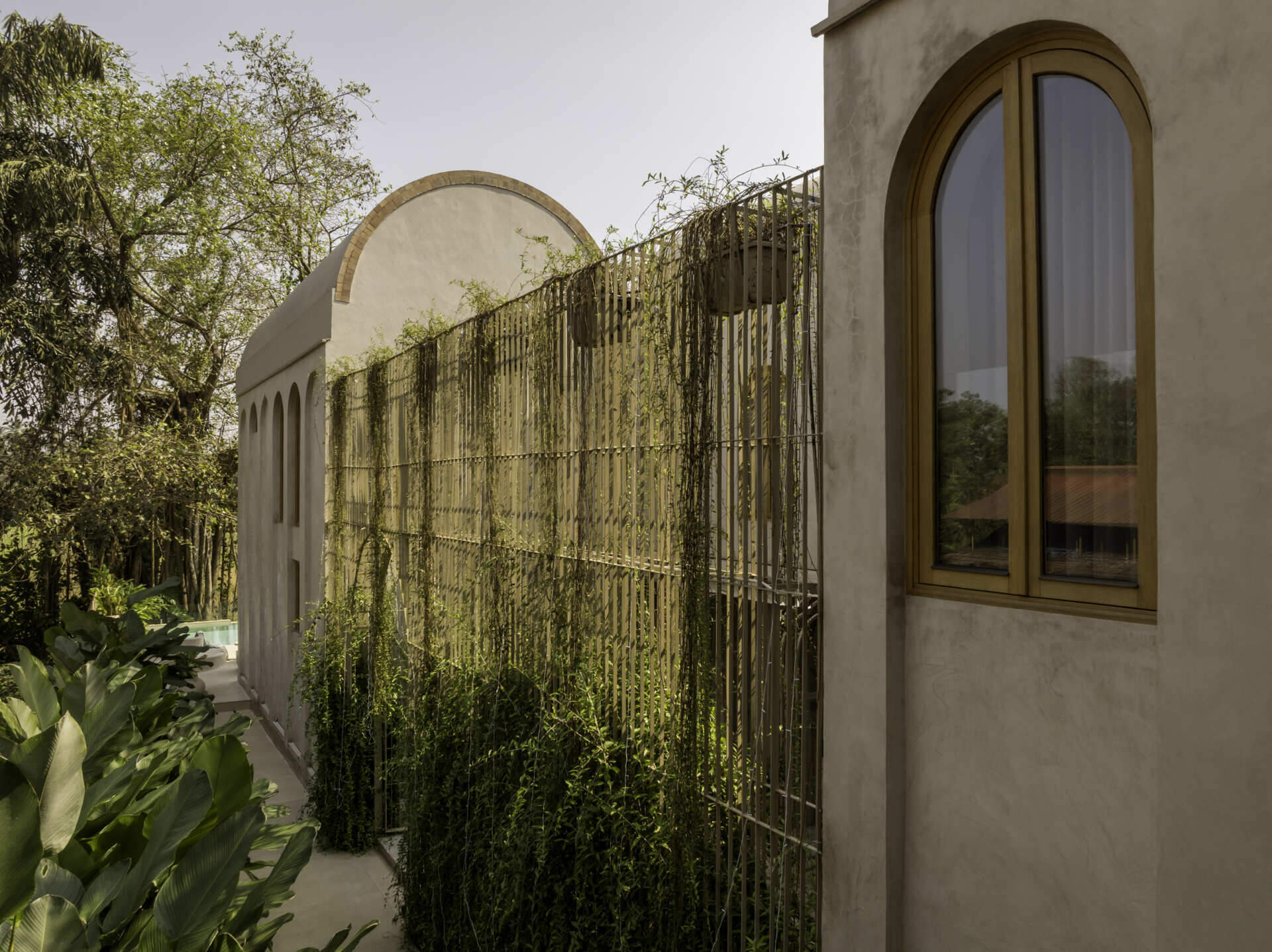 Flowing arches, brick barrel vaults and lime plaster walls define House of Tao. Designed as a continuous monochrome experience, this Goa home unfolds like a sequence of carefully crafted spaces connected by curves.