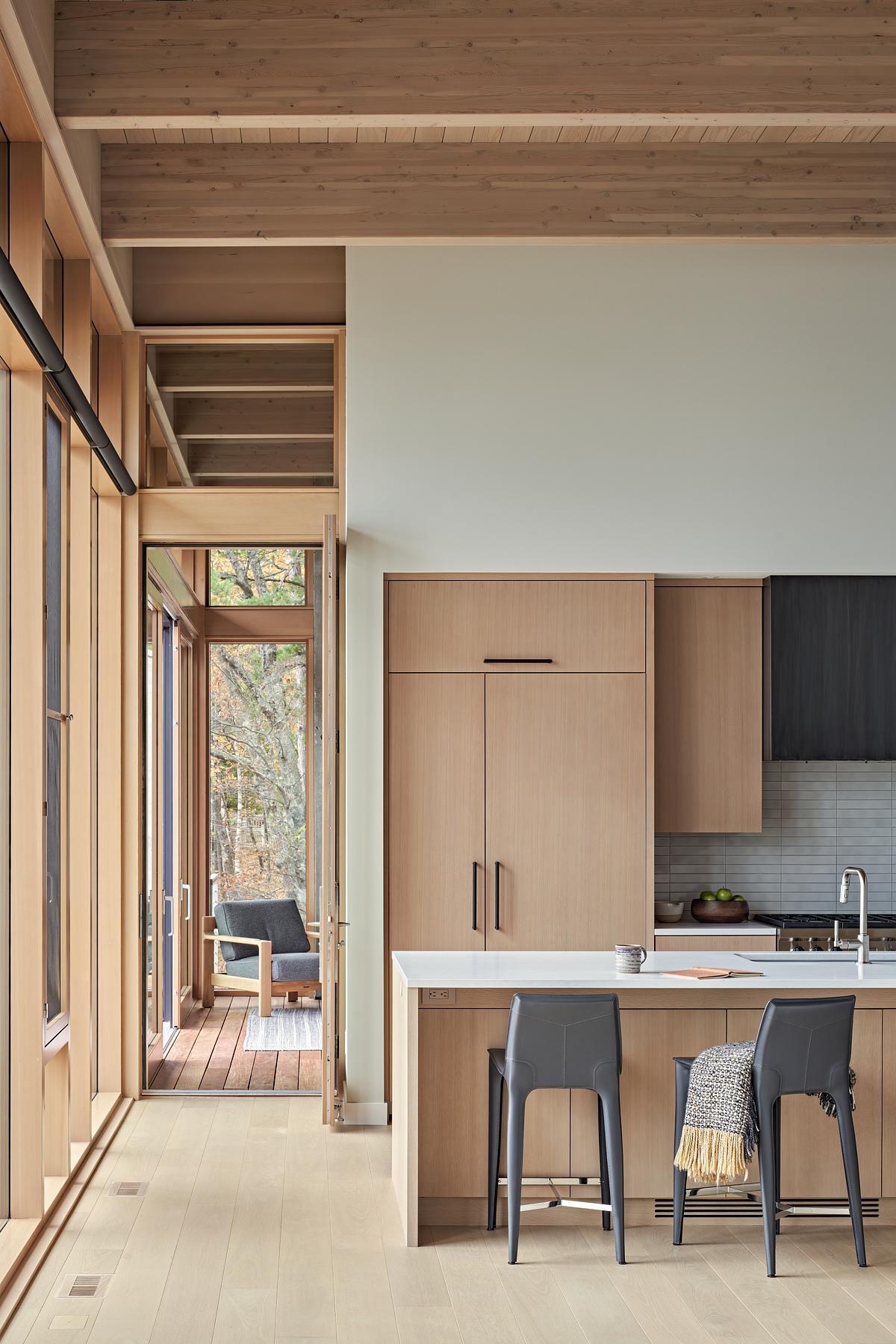 The kitchen overlooks the lake, combining function with breathtaking scenery. Integrated with the dining and living areas, it’s designed for hosting large gatherings or enjoying everyday meals with a view.