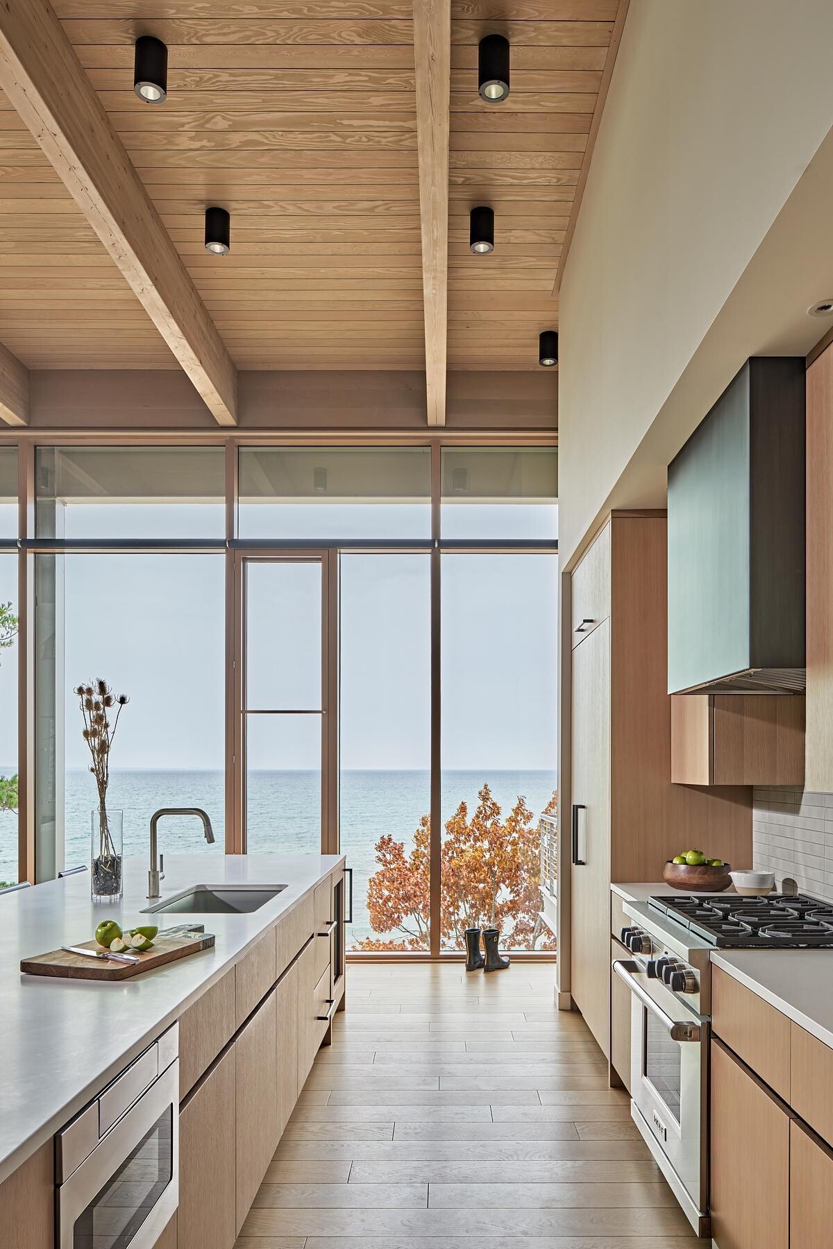 The kitchen overlooks the lake, combining function with breathtaking scenery. Integrated with the dining and living areas, it’s designed for hosting large gatherings or enjoying everyday meals with a view.