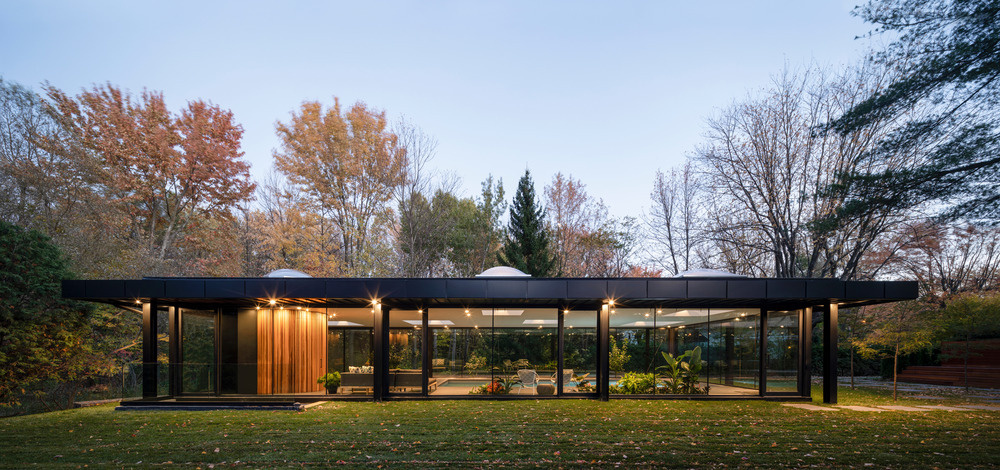 Inspired by Philip Johnson and the iconic house from Ferris Bueller’s Day Off, this modern glass pool house near Montreal brings cinematic design into everyday life with year round functionality.