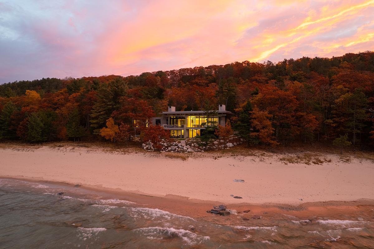 Sustainable Accoya wood, raw concrete, and painted steel combine to create an exterior that blends contemporary elegance with the natural ruggedness of Lake Michigan’s shoreline.