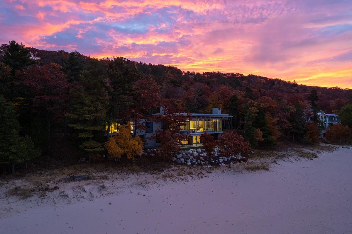 Sustainable Accoya wood, raw concrete, and painted steel combine to create an exterior that blends contemporary elegance with the natural ruggedness of Lake Michigan’s shoreline.