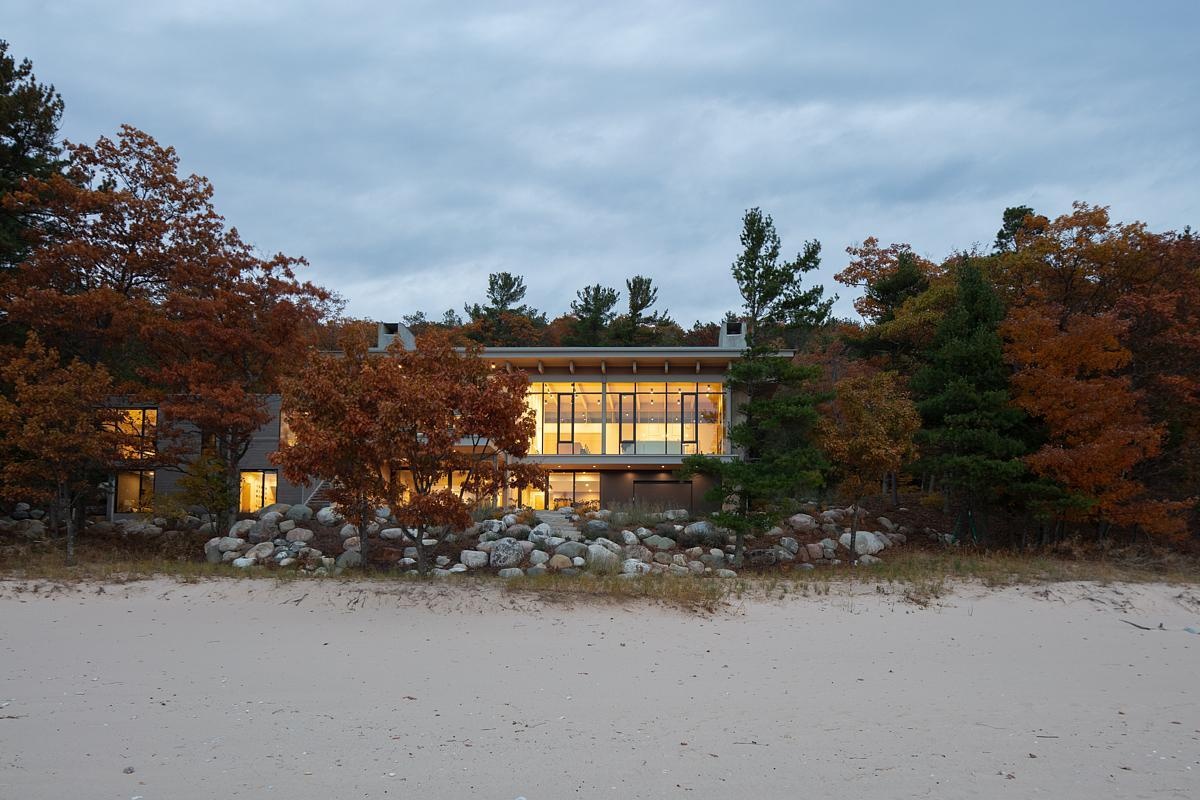 Sustainable Accoya wood, raw concrete, and painted steel combine to create an exterior that blends contemporary elegance with the natural ruggedness of Lake Michigan’s shoreline.