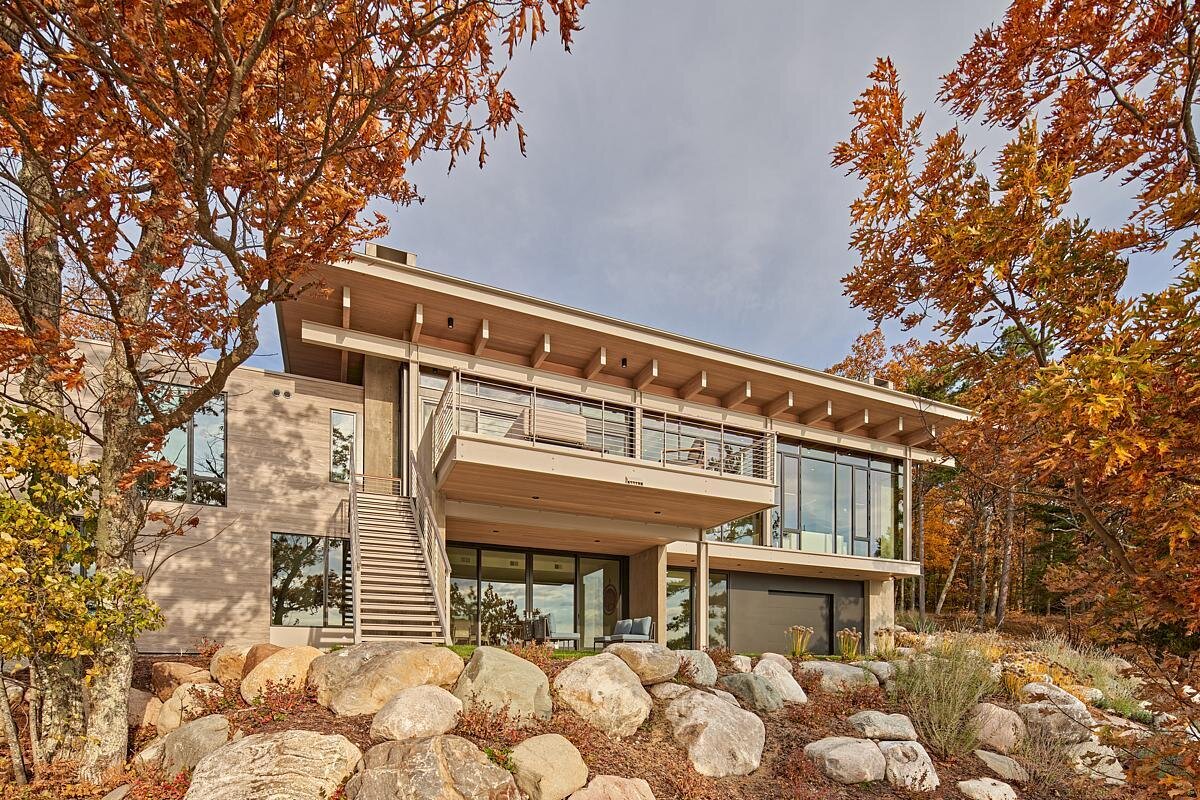 Sustainable Accoya wood, raw concrete, and painted steel combine to create an exterior that blends contemporary elegance with the natural ruggedness of Lake Michigan’s shoreline.