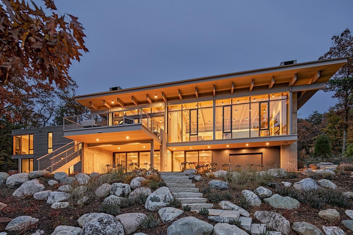 Sustainable Accoya wood, raw concrete, and painted steel combine to create an exterior that blends contemporary elegance with the natural ruggedness of Lake Michigan’s shoreline.