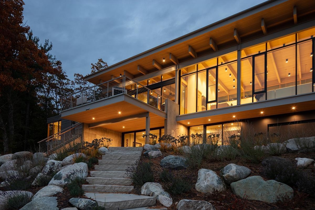 Sustainable Accoya wood, raw concrete, and painted steel combine to create an exterior that blends contemporary elegance with the natural ruggedness of Lake Michigan’s shoreline.