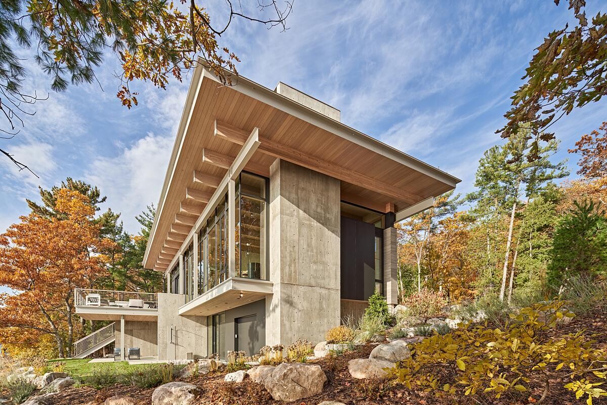 Sustainable Accoya wood, raw concrete, and painted steel combine to create an exterior that blends contemporary elegance with the natural ruggedness of Lake Michigan’s shoreline.