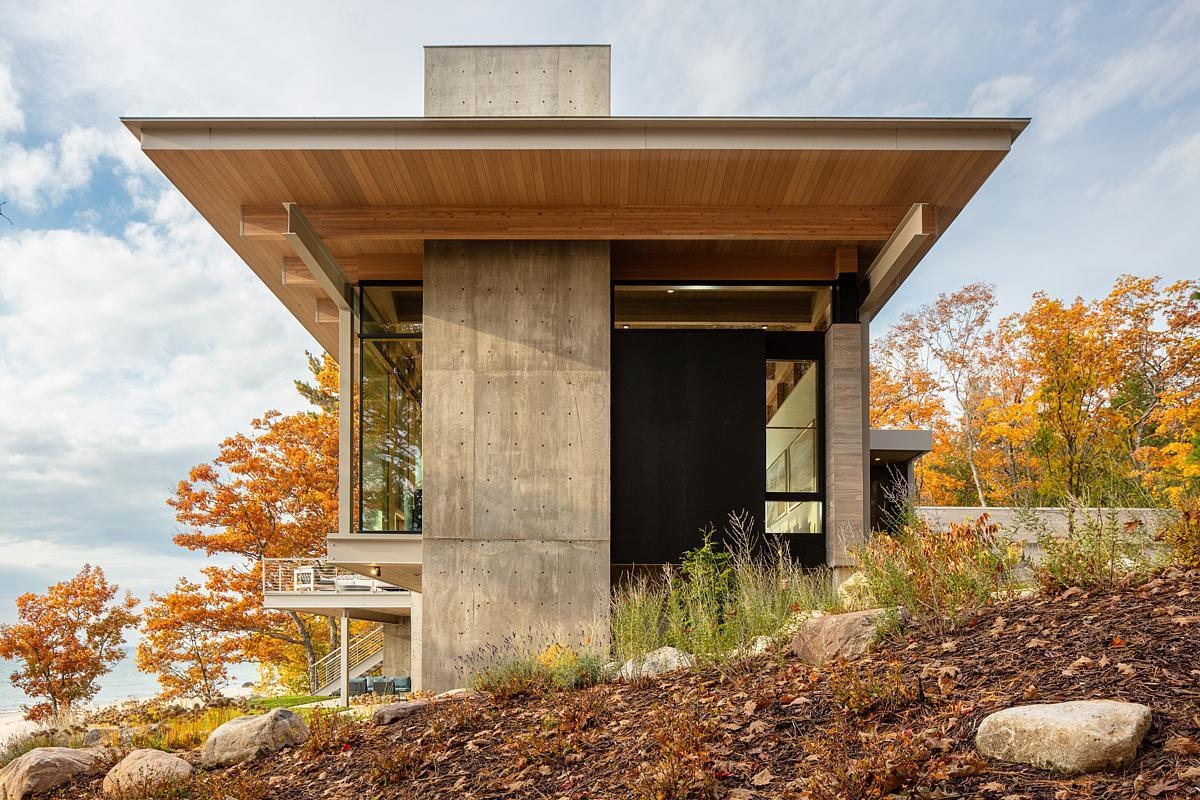 Sustainable Accoya wood, raw concrete, and painted steel combine to create an exterior that blends contemporary elegance with the natural ruggedness of Lake Michigan’s shoreline.