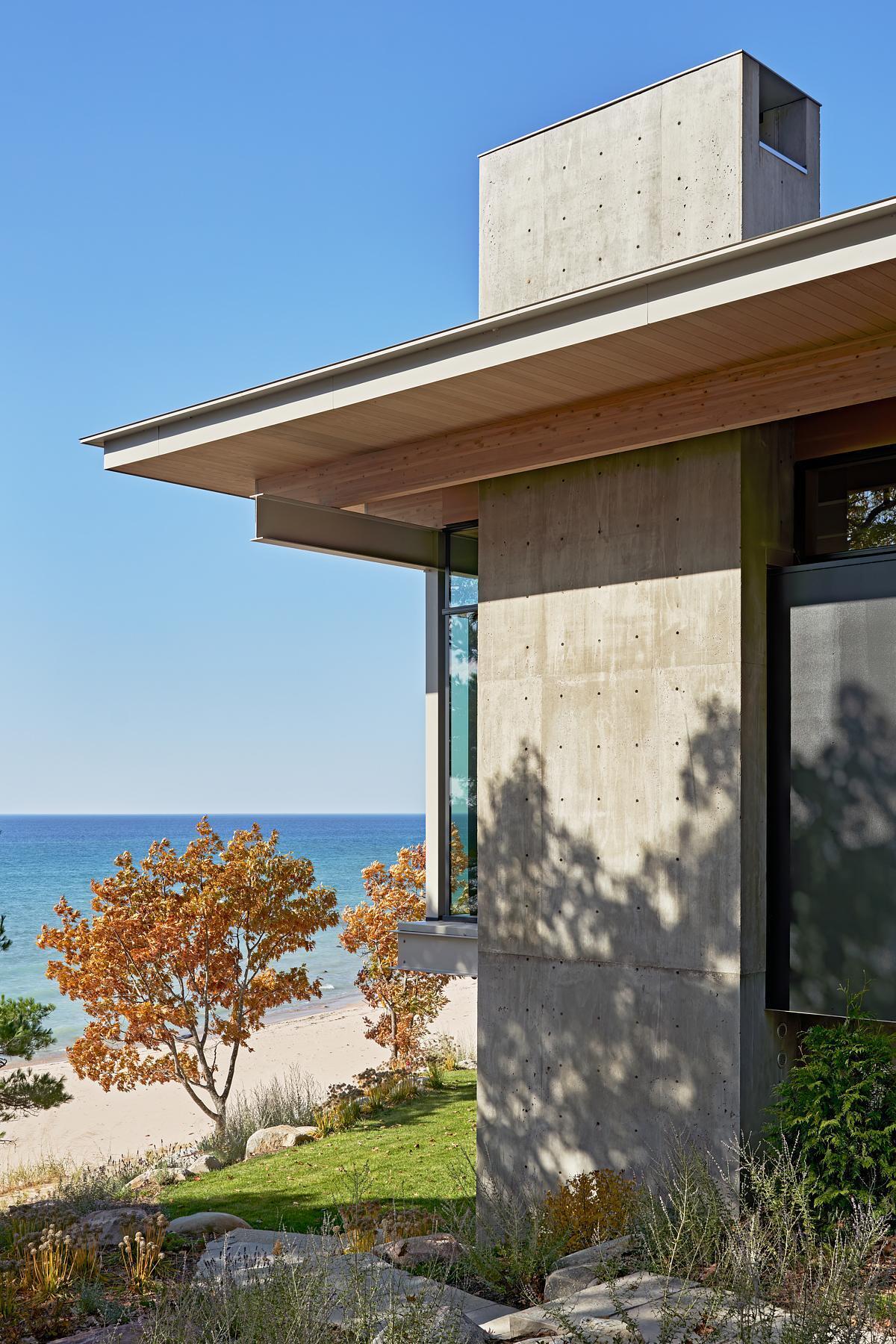 Sustainable Accoya wood, raw concrete, and painted steel combine to create an exterior that blends contemporary elegance with the natural ruggedness of Lake Michigan’s shoreline.