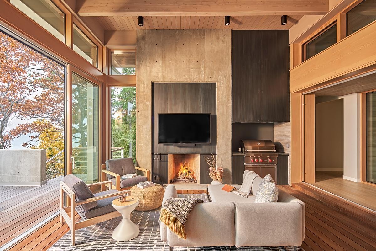 At the core of the home, the four-season room uses glulam beams and steel framing to create a versatile space. Sliding doors connect the interior and exterior, making it perfect for any season.