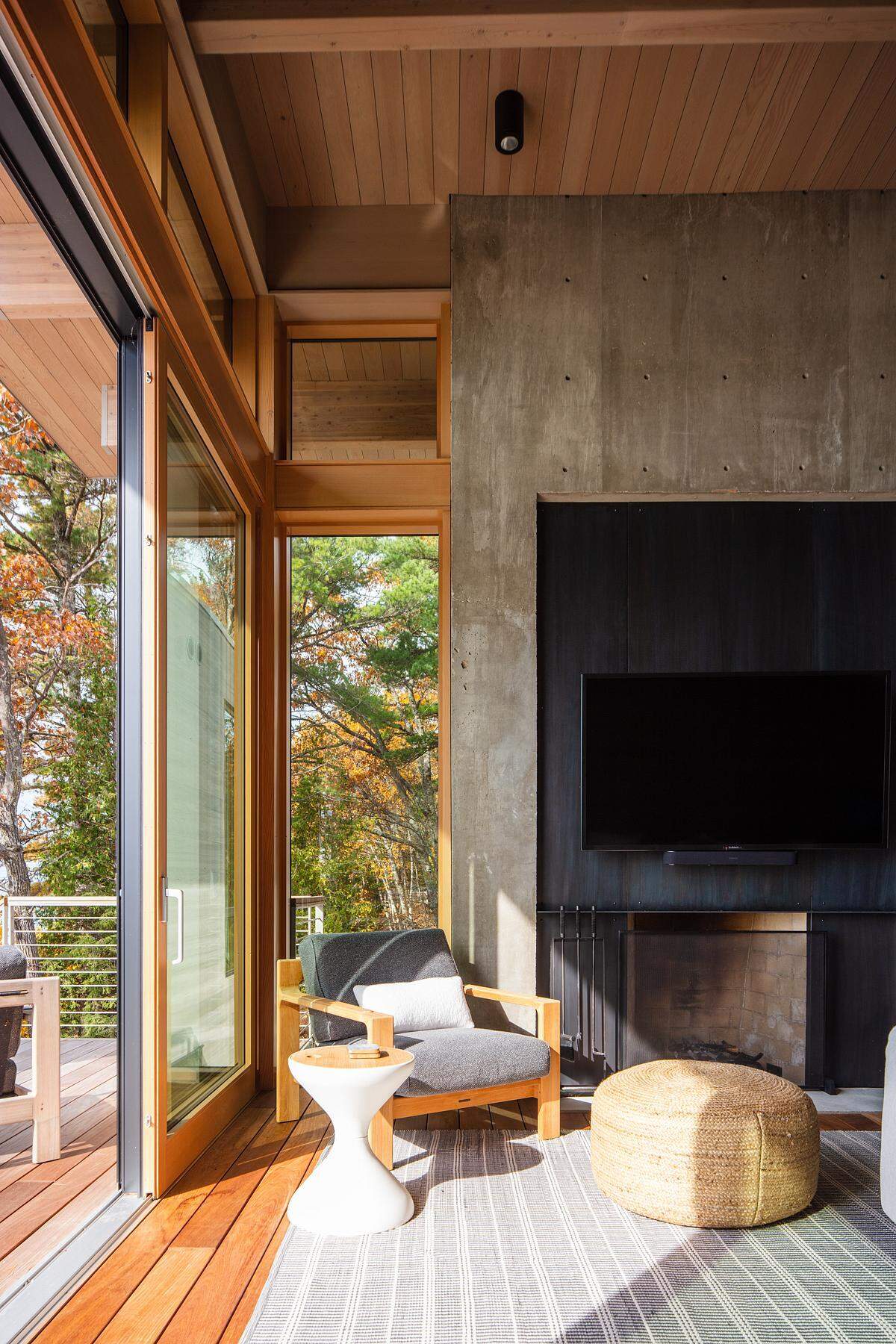 At the core of the home, the four-season room uses glulam beams and steel framing to create a versatile space. Sliding doors connect the interior and exterior, making it perfect for any season.