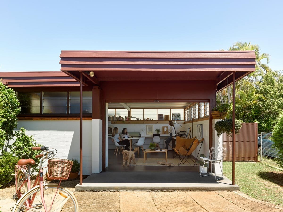 A Queensland garage conversion by Anna O’Gorman transforms a simple backyard structure into a bright, flexible studio space.