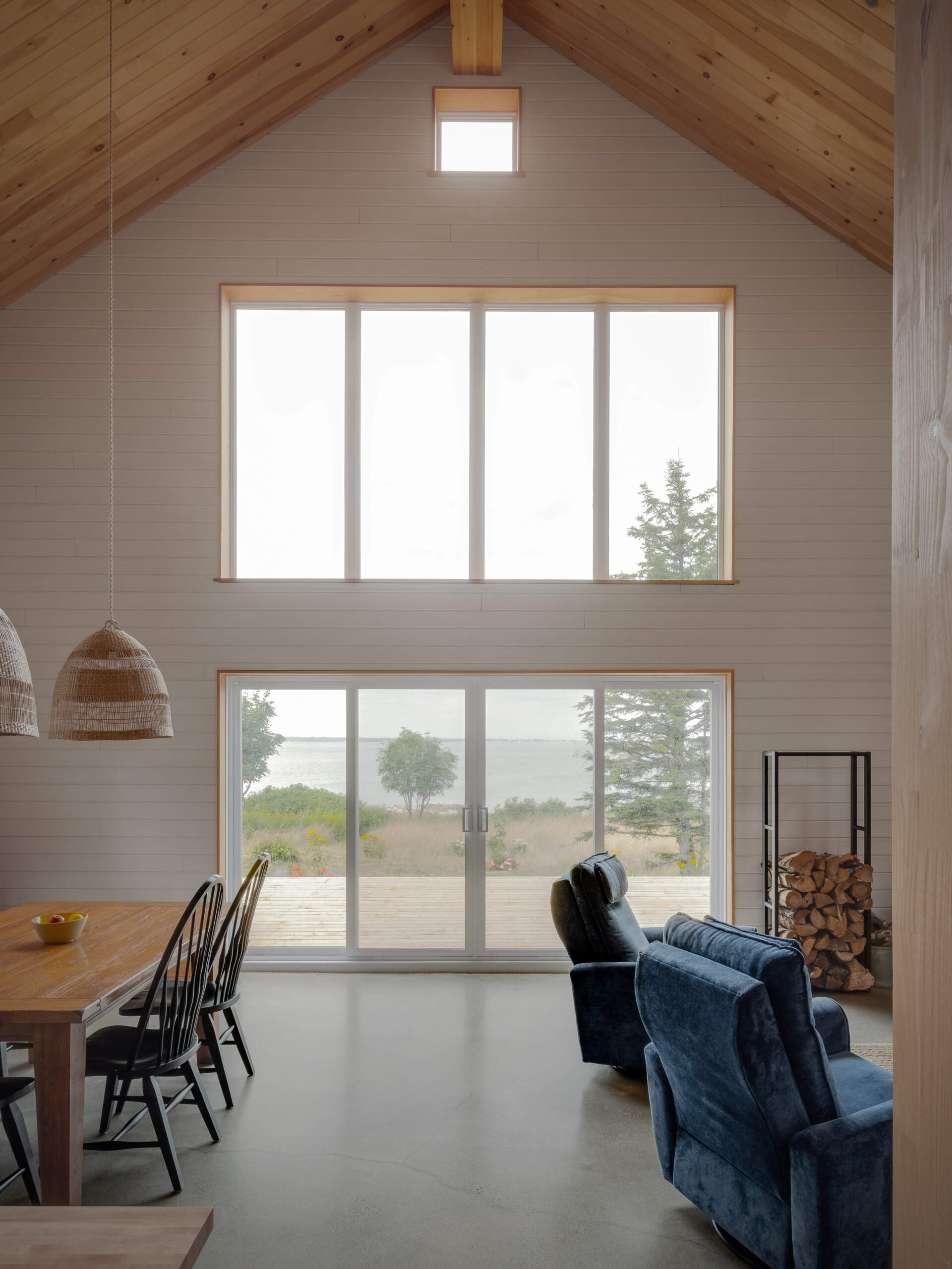 Las aberturas de esta casa están diseñadas para traer la mayor cantidad de luz natural posible manteniendo una sensación de estructura. Grandes ventanas y puertas correderas permiten que la luz fluya a través del interior, particularmente hacia el espacio central.