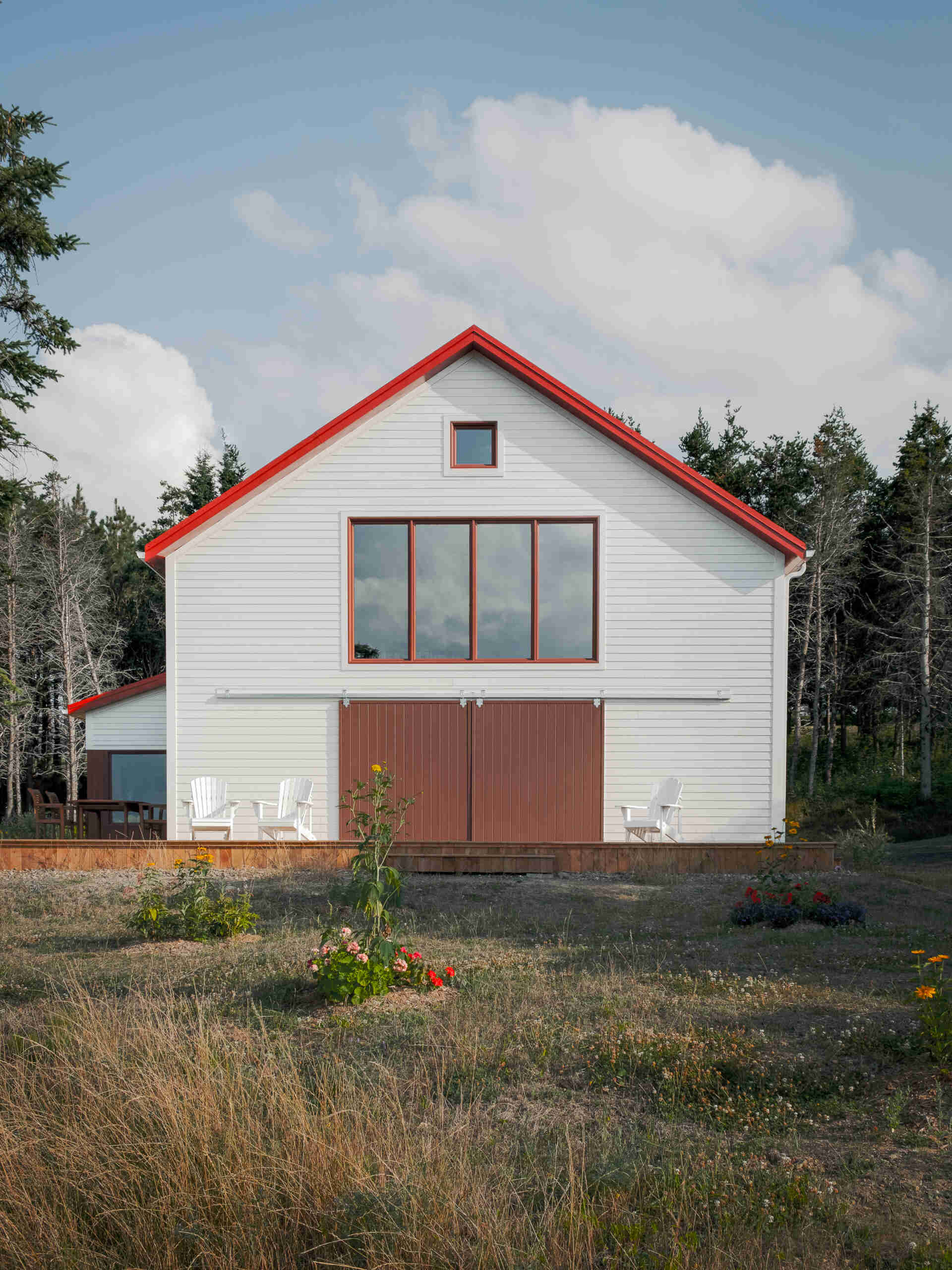 Las aberturas de esta casa están diseñadas para traer la mayor cantidad de luz natural posible manteniendo una sensación de estructura. Grandes ventanas y puertas correderas permiten que la luz fluya a través del interior, particularmente hacia el espacio central.