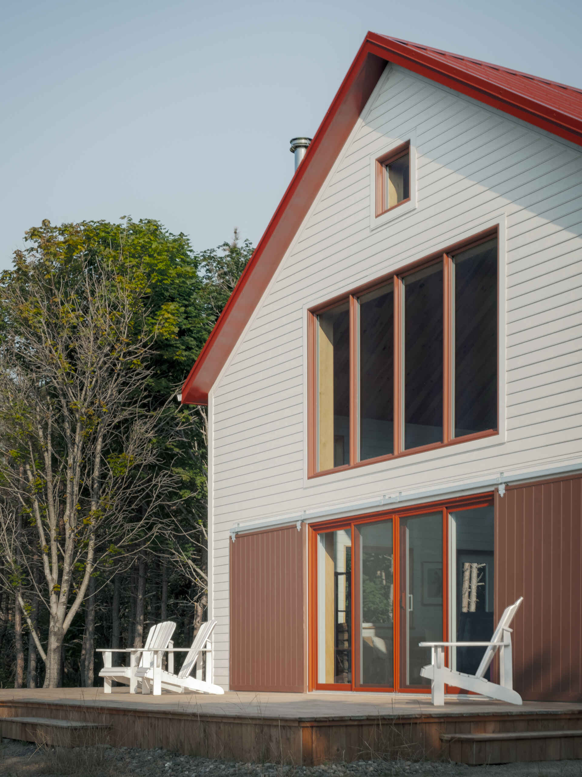 Las aberturas de esta casa están diseñadas para traer la mayor cantidad de luz natural posible manteniendo una sensación de estructura. Grandes ventanas y puertas correderas permiten que la luz fluya a través del interior, particularmente hacia el espacio central.