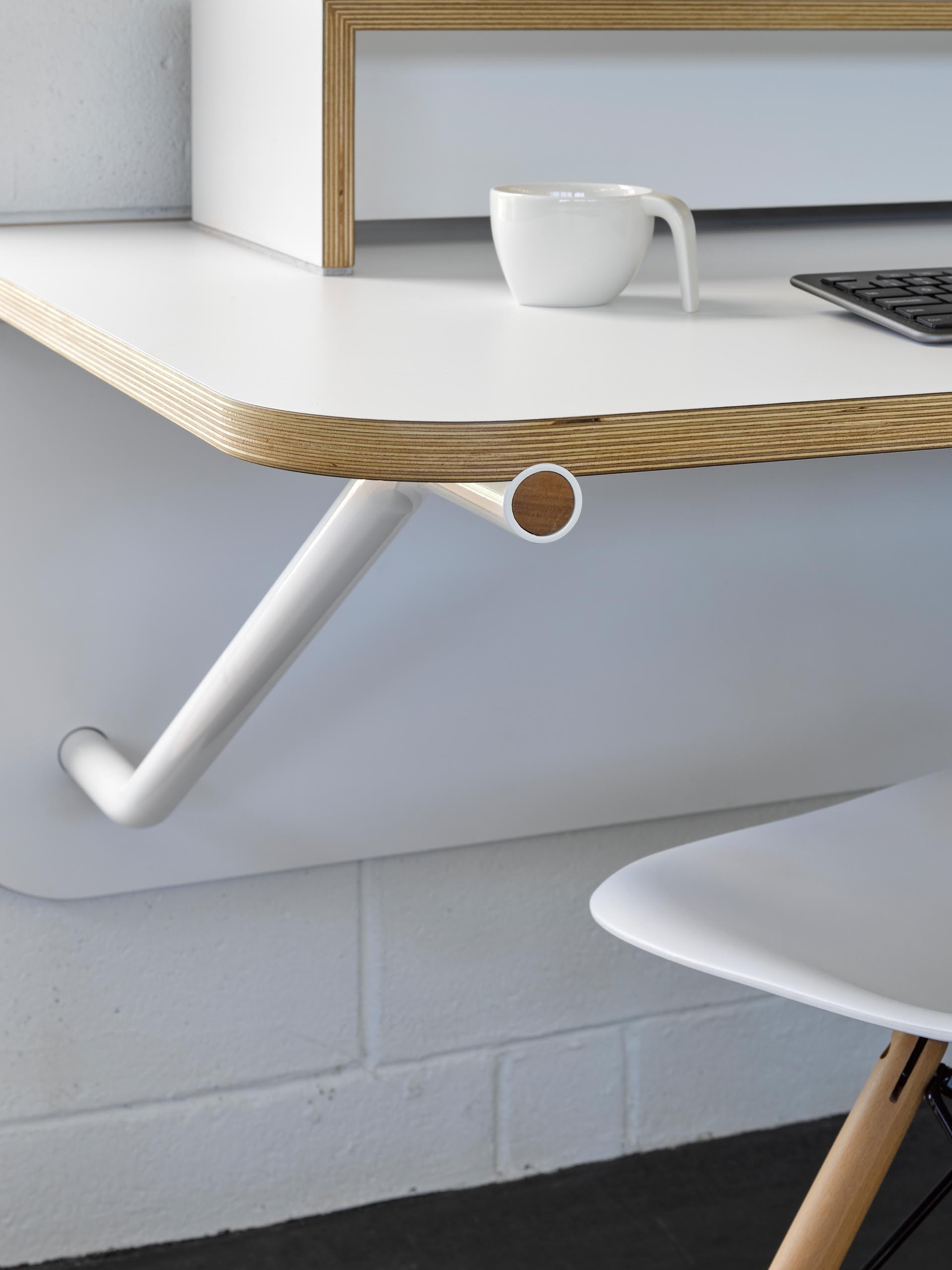 An open-plan layout with wall-lined desks keeps the centre free for meetings and collaboration.