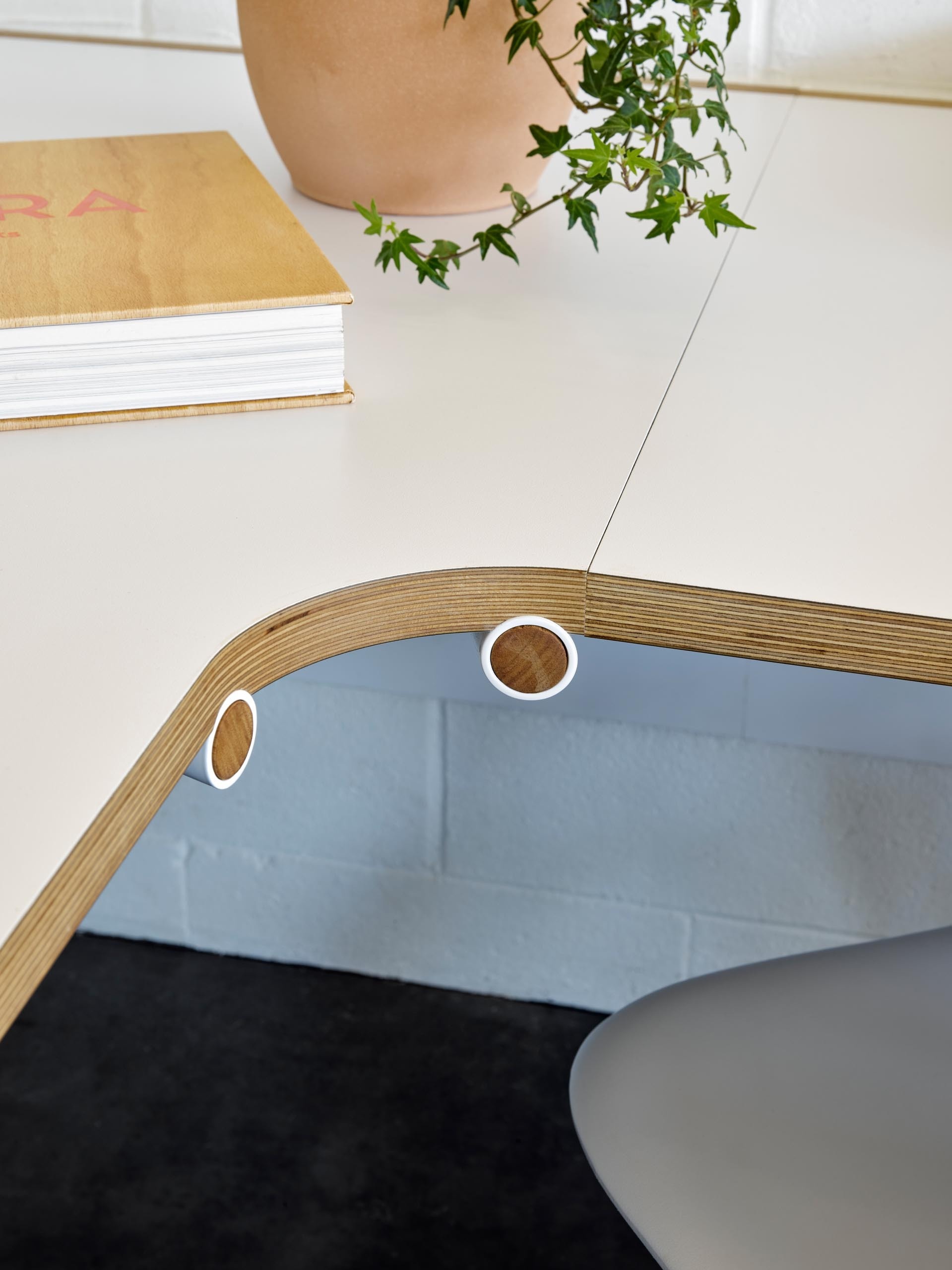 An open-plan layout with wall-lined desks keeps the centre free for meetings and collaboration.