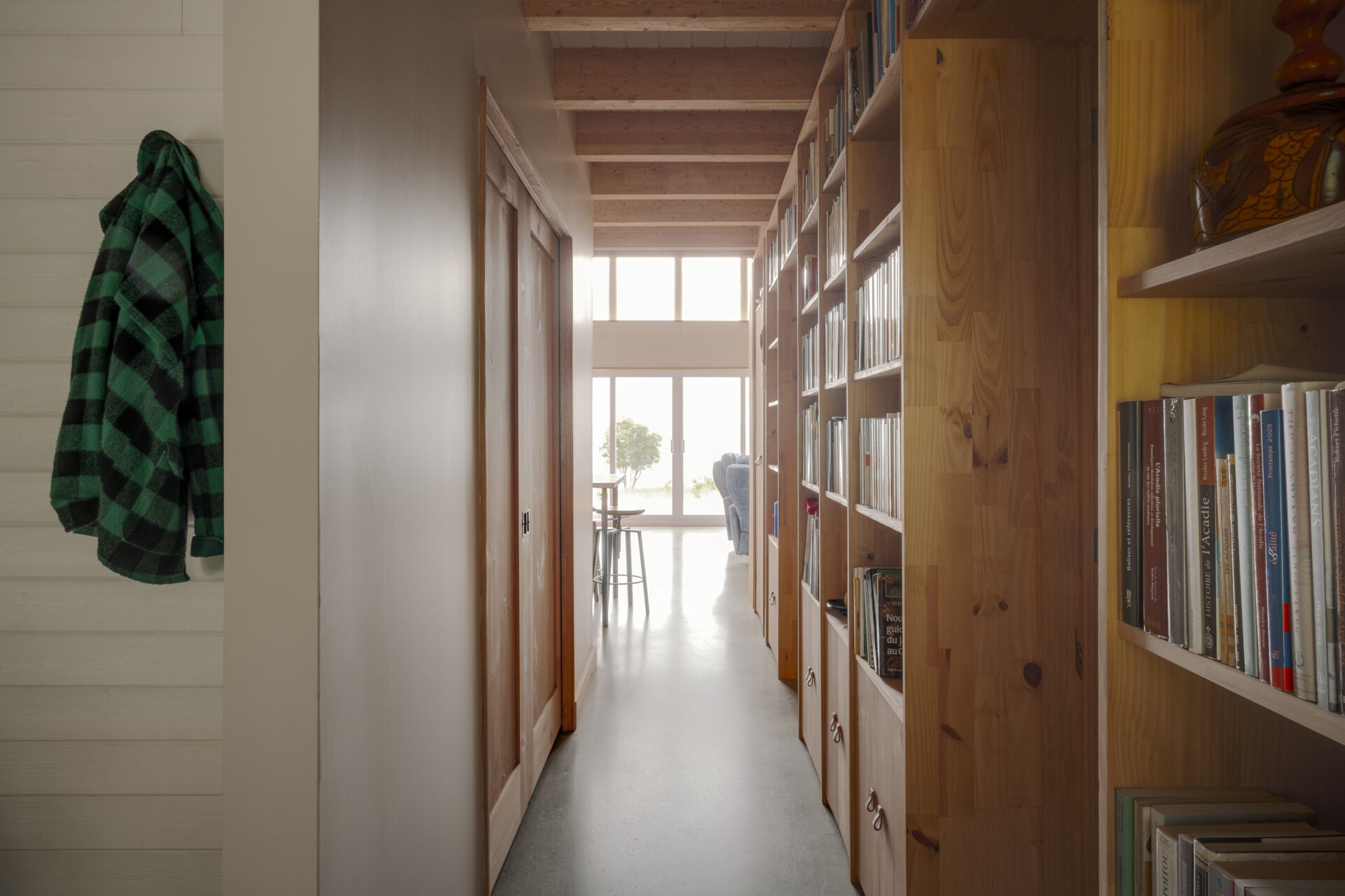 Al otro lado del nivel inferior, el pasillo crea una atmósfera más tranquila y un banco junto a la ventana crea momentos para relajarse o quitarse los zapatos.