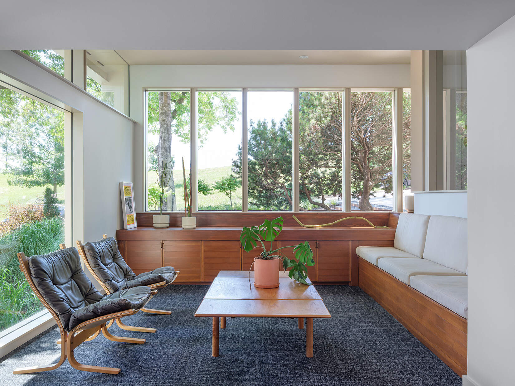 In the sitting room, restored built-ins and a rebuilt window wall bring in light while keeping the midcentury character intact.