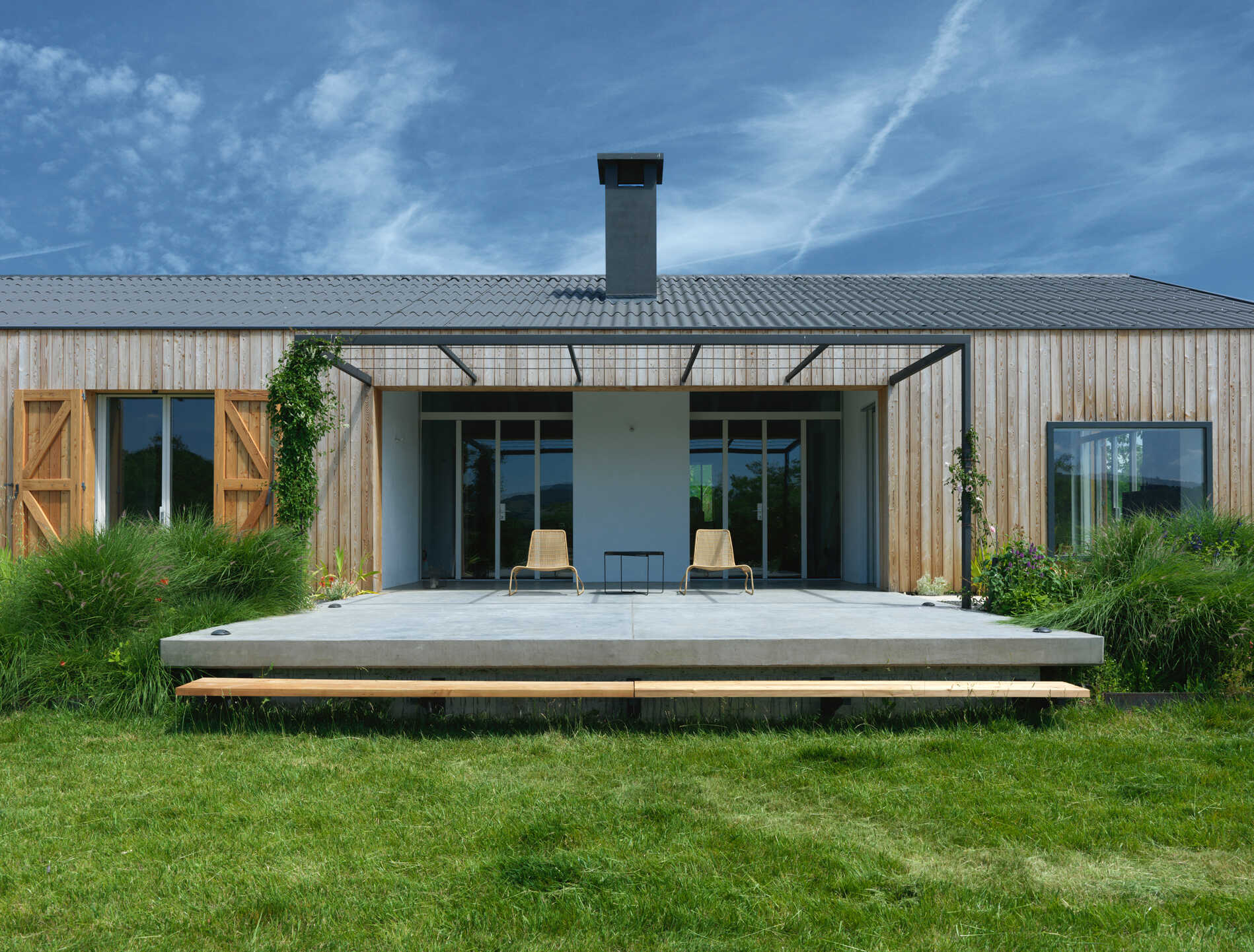 A central axis guides the eye from indoor spaces to gardens and historic landmarks, creating a harmonious indoor-outdoor experience.