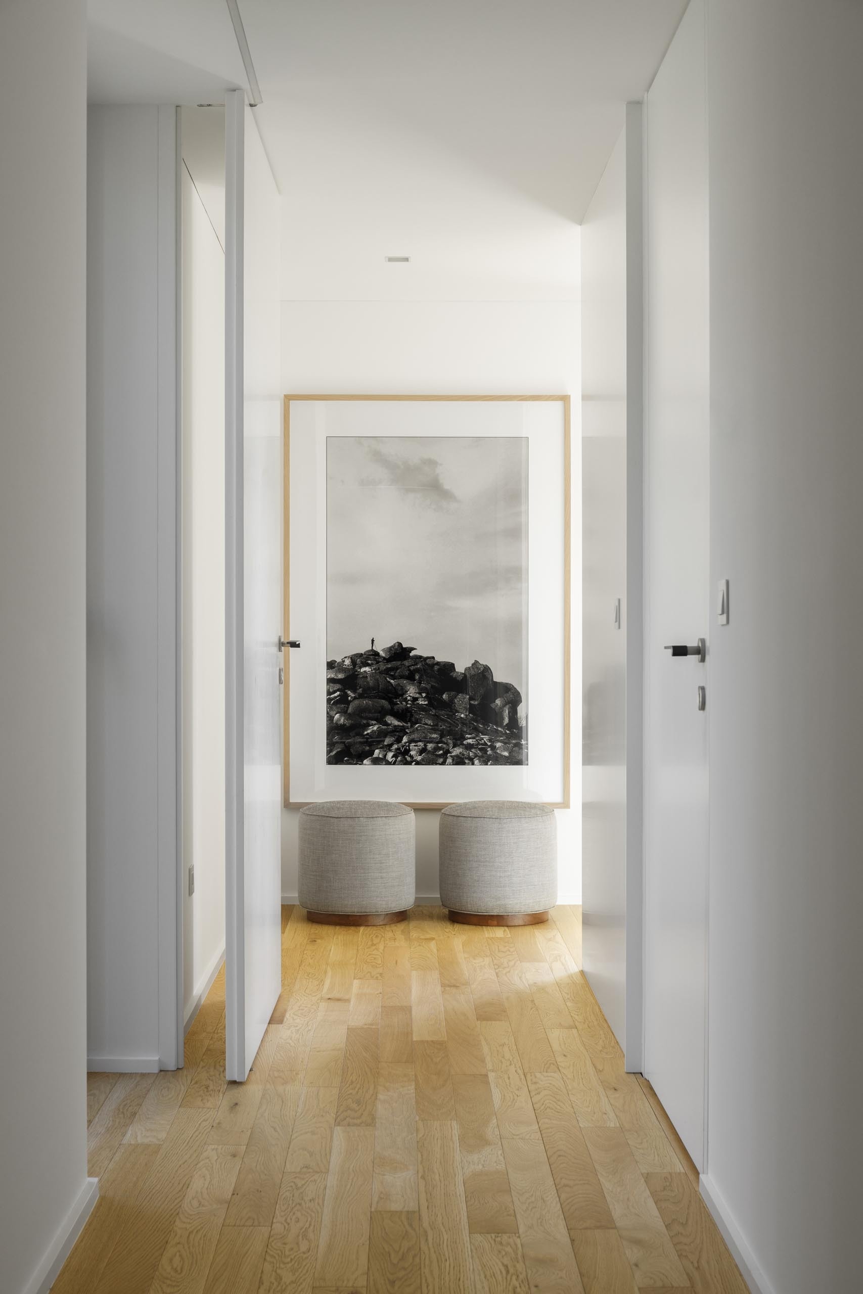 A simple hallway connects social spaces to private rooms, creating a clear and easy flow through the home.