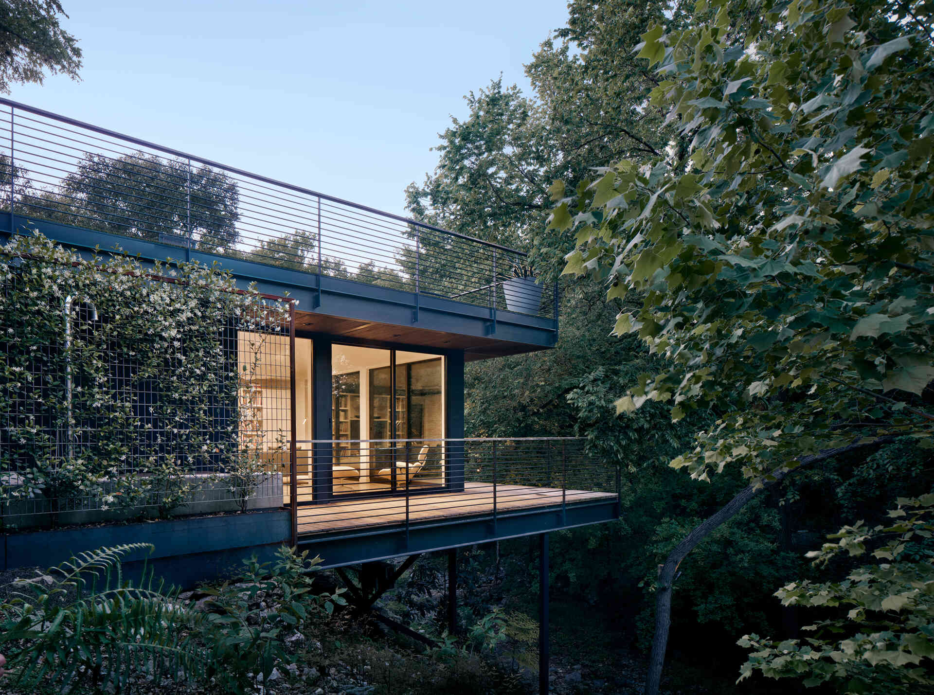 La ampliación está construida en un sitio empinado debajo de la casa y se abre a un arroyo, creando una forma única de experimentar el paisaje.