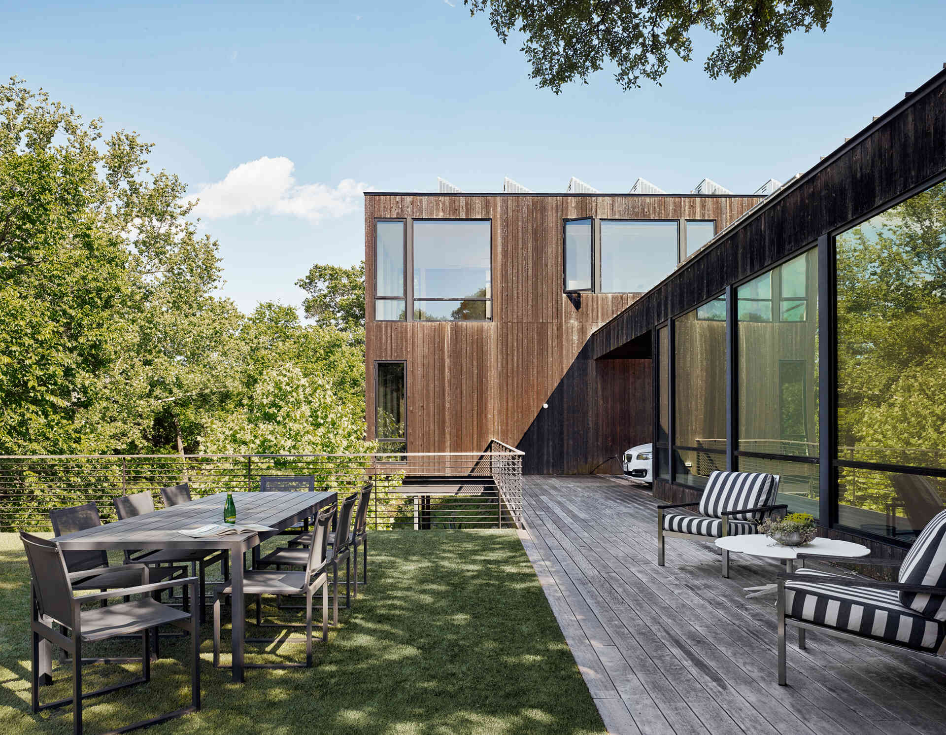 El techo verde se extiende hasta la terraza que rodea la casa, brindando vistas elevadas y fácil acceso a toda la casa.