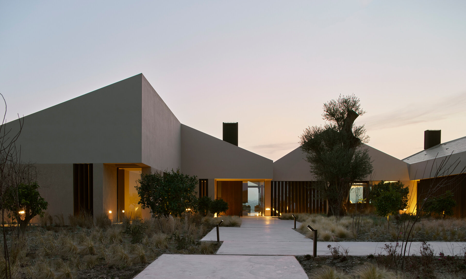 The entrance is set within a patio that acts as a welcoming threshold into the home. Planted with citrus trees, the area offers shade and fragrance, creating an immediate sense of place. It also introduces the idea that landscape and architecture are closely linked throughout the project.