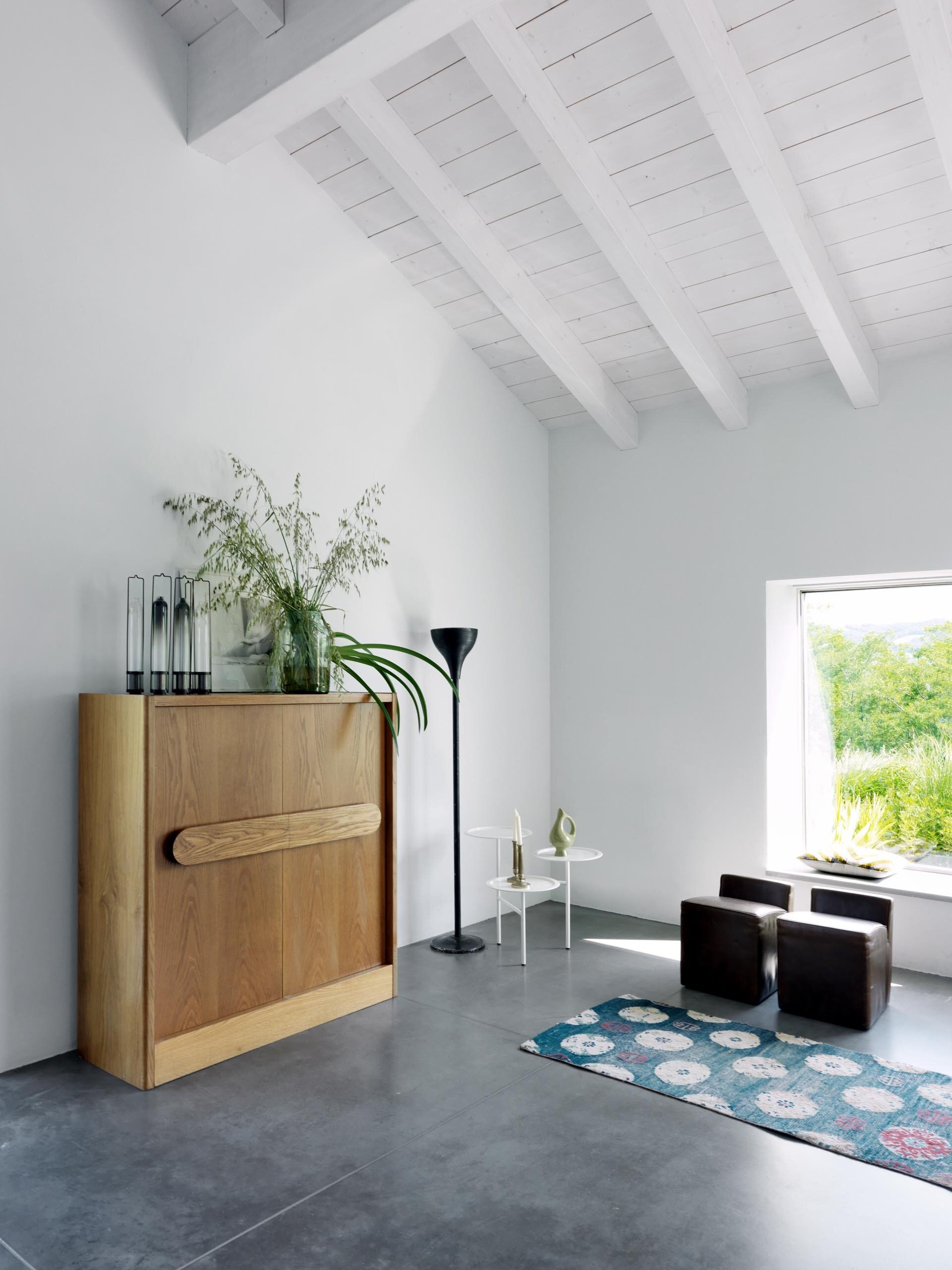 Minimalist interiors use natural finishes and stone-like floors, creating a calm, art-gallery-inspired atmosphere.