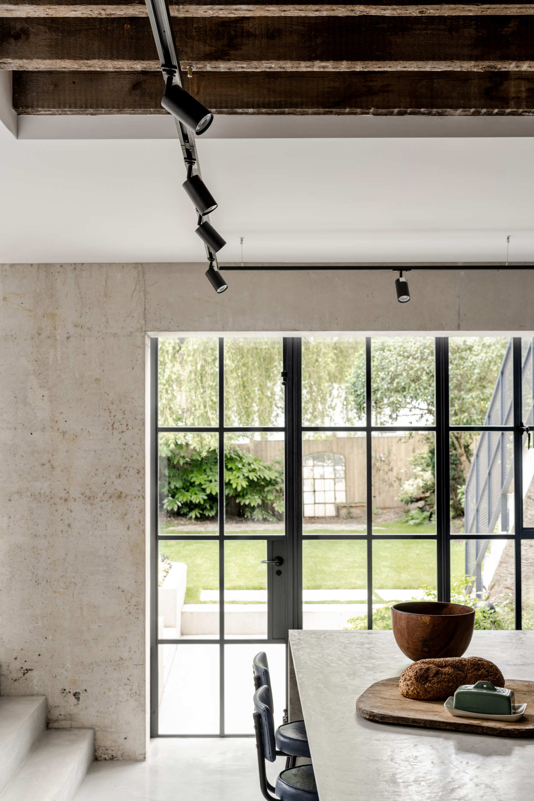 The kitchen features a distinctive tiled splashback inspired by the decorative columns of Harrods’ historic Food Hall, adding a playful reference to London’s architectural heritage.