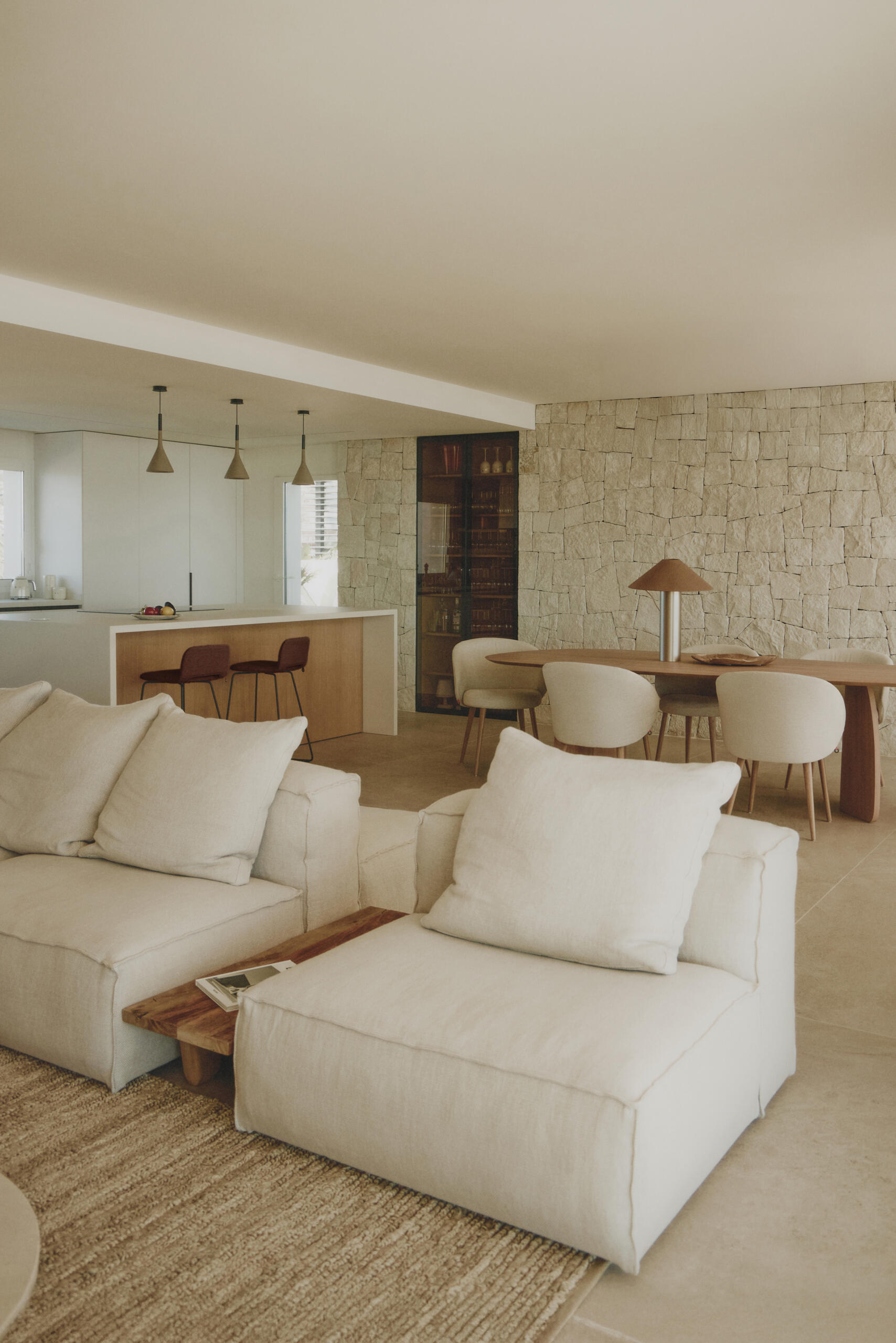 A calm material palette defines the kitchen, maintaining the visual continuity that shapes the entire home.